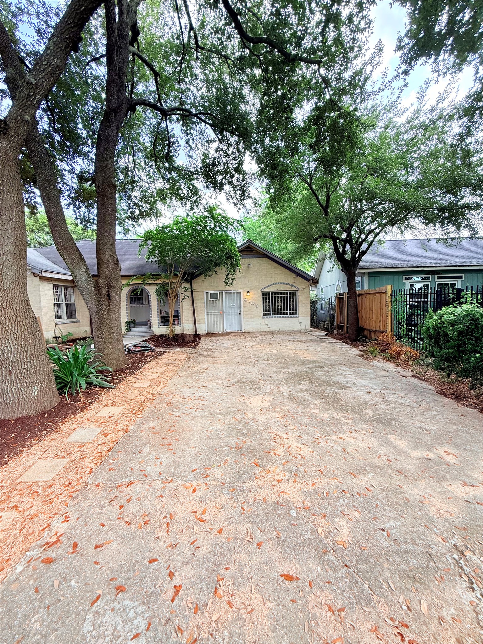 6109 Saxon Drive B Property Photo 1