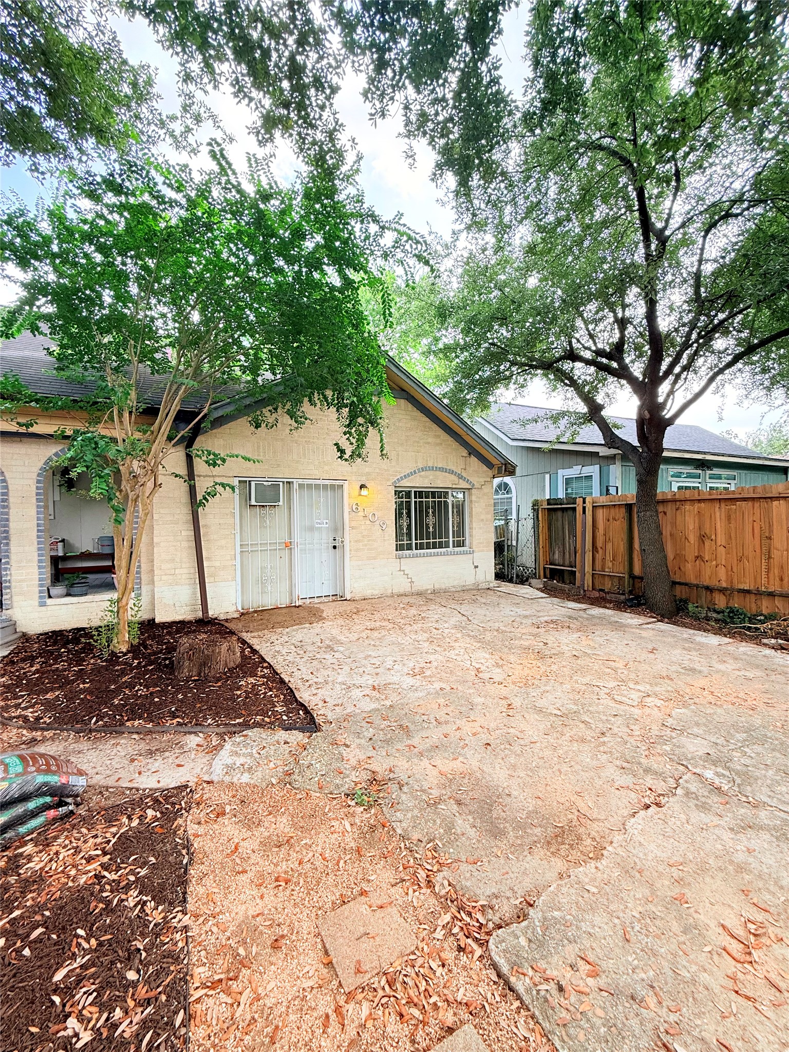 6109 Saxon Drive B Property Photo 2