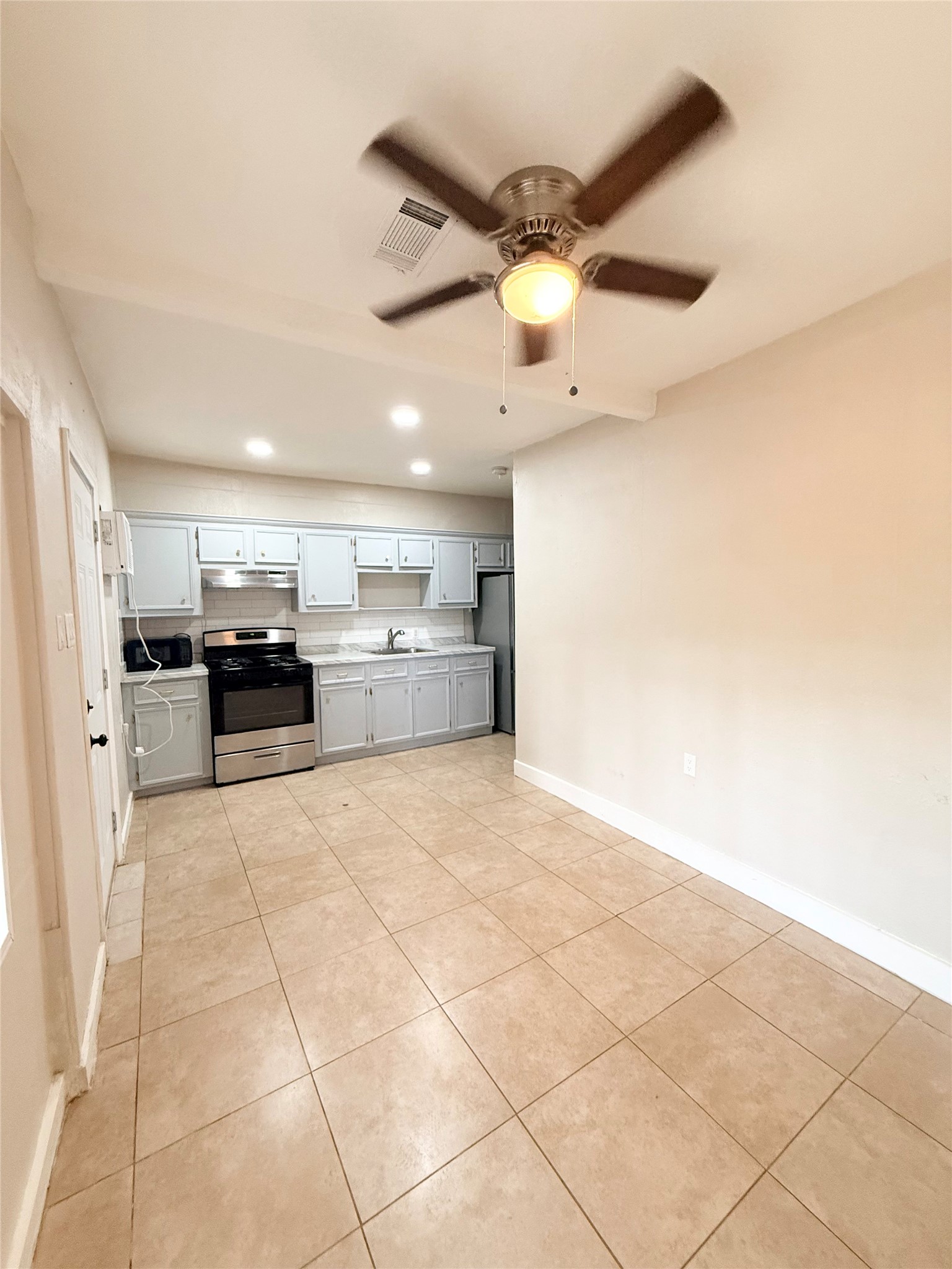 6109 Saxon Drive B Property Photo 4