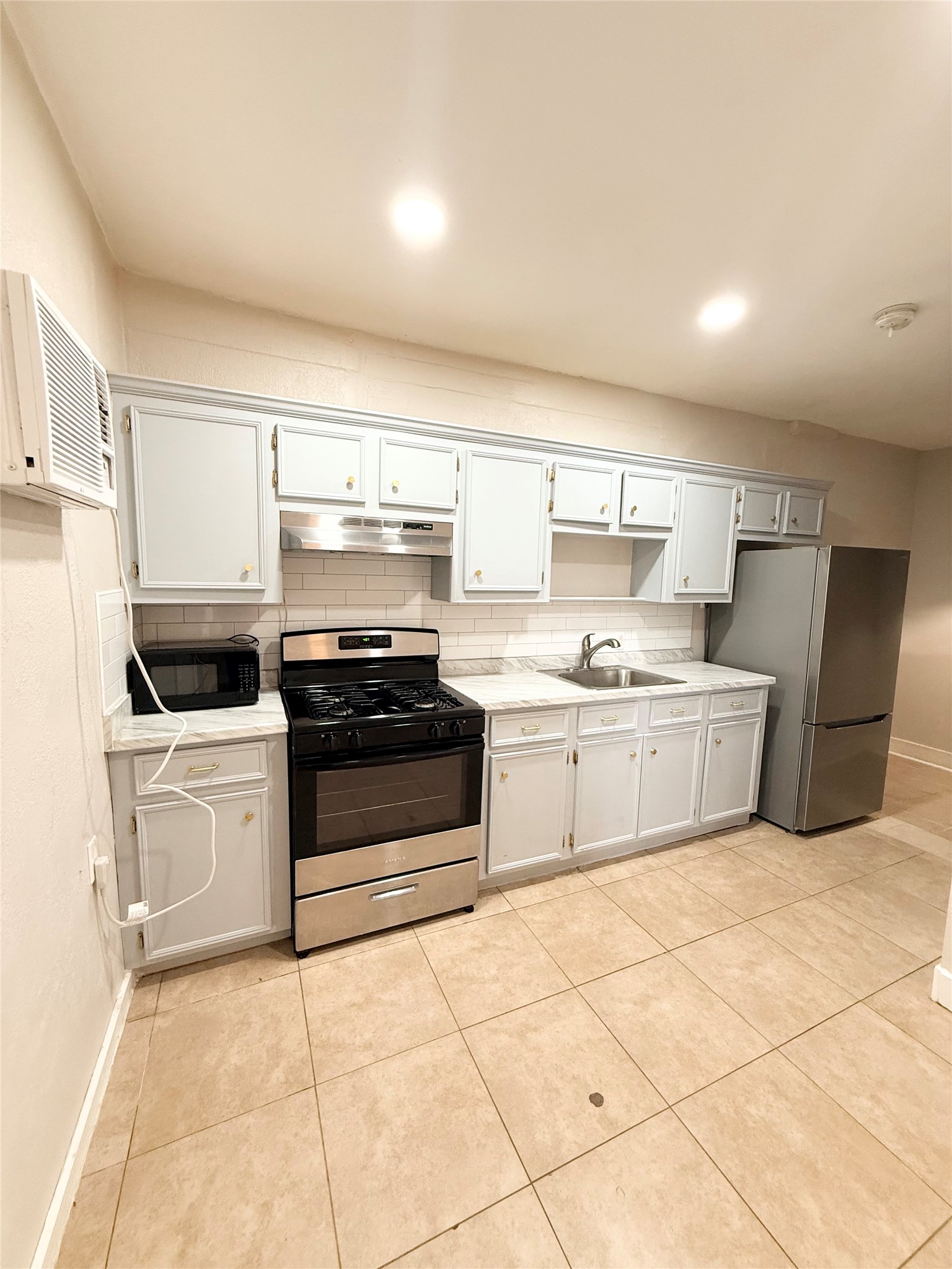 6109 Saxon Drive B Property Photo 5