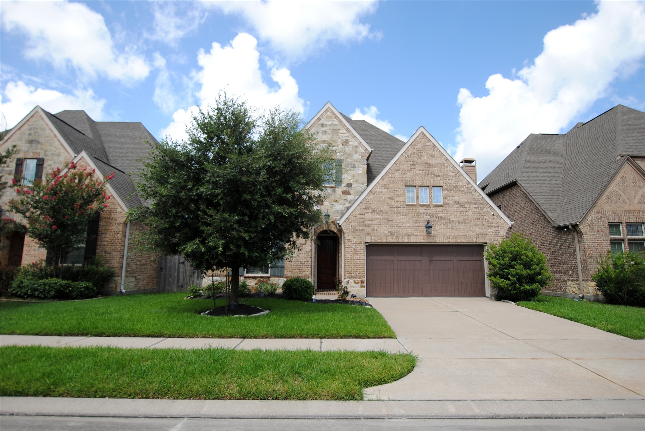 2032 Arrowood Glen Drive Property Photo 3