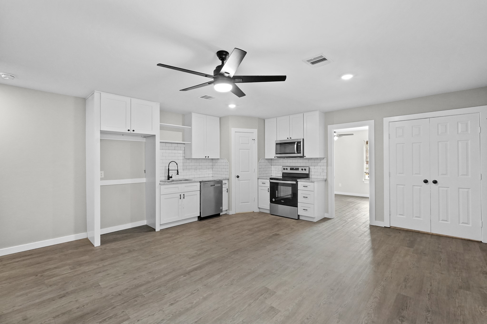 6121 Ridgemont Street B Property Photo 3