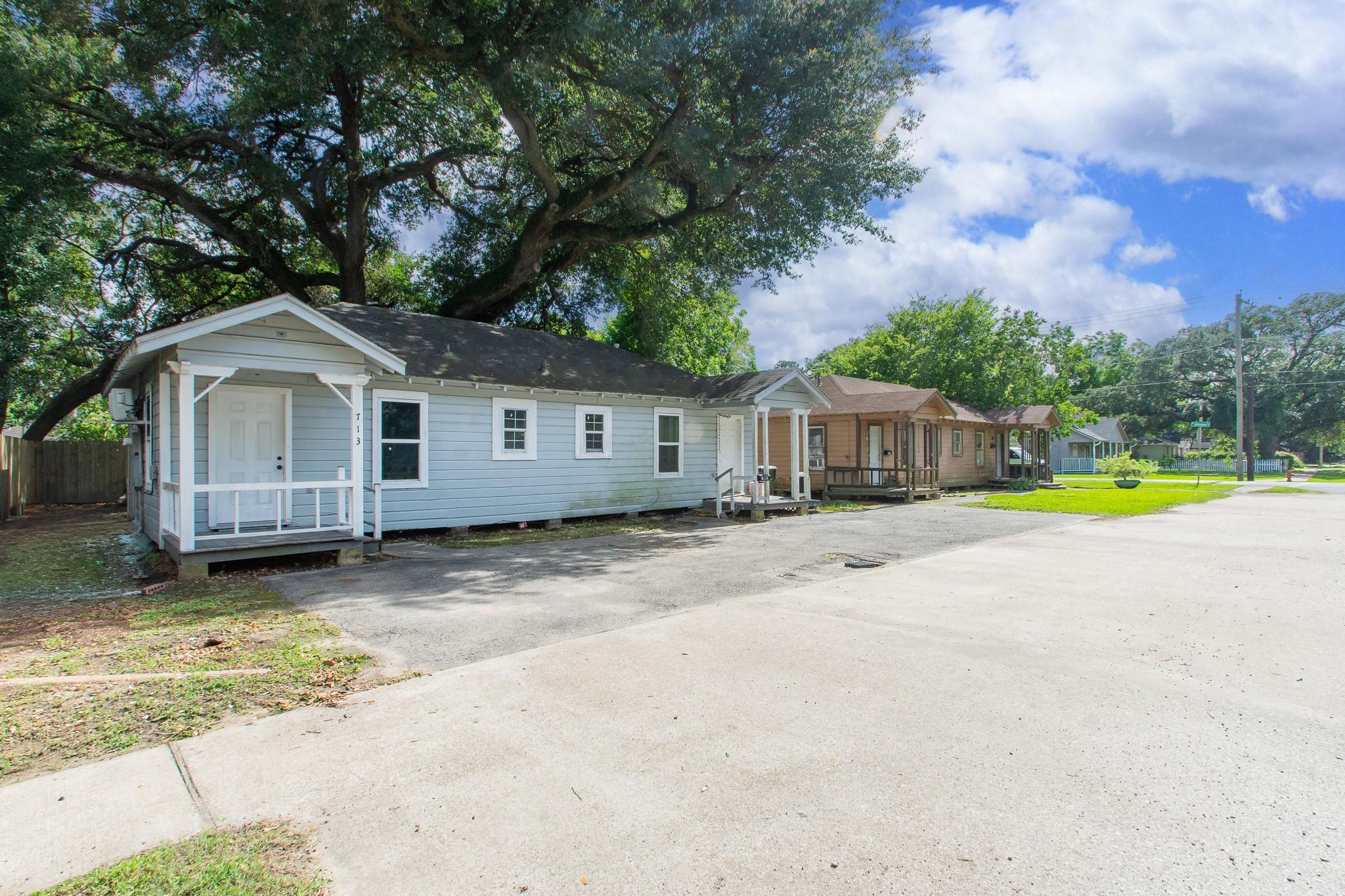 713 W Willis Street, Alvin TX 77511 Property Photo 1