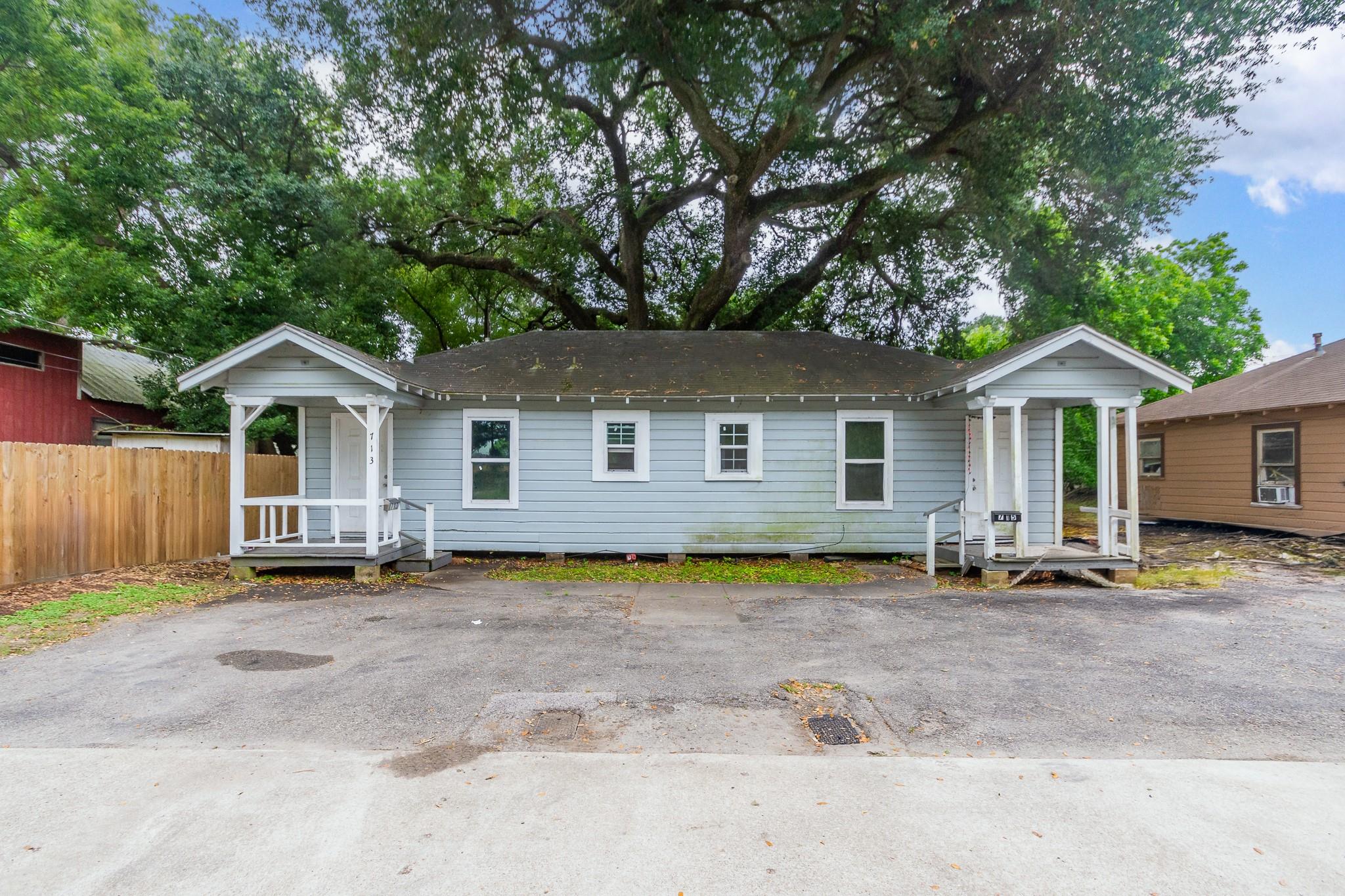 713 W Willis Street, Alvin Tx 77511 Property Photo 2