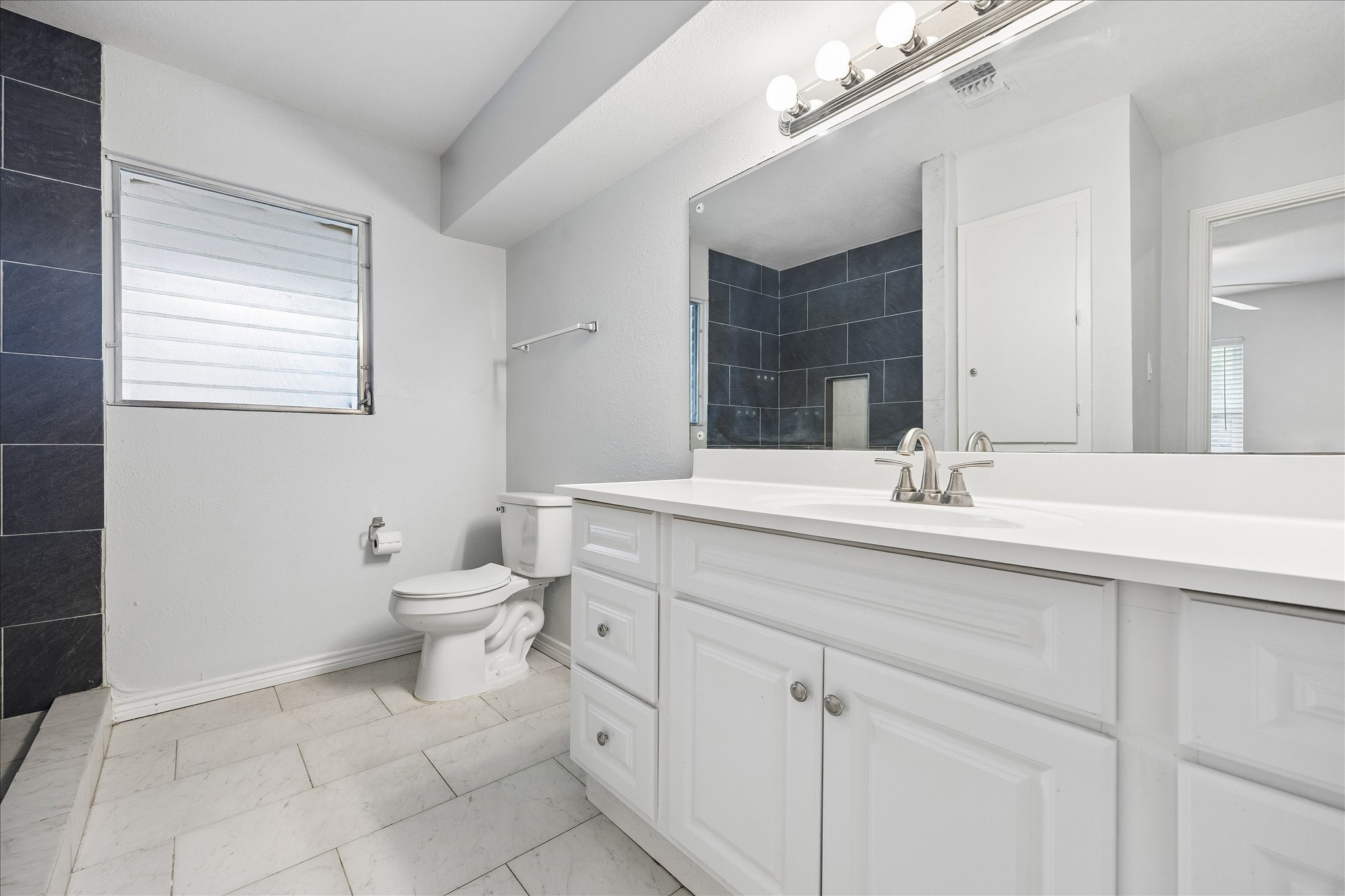 4702 Holly Street Property Photo 11