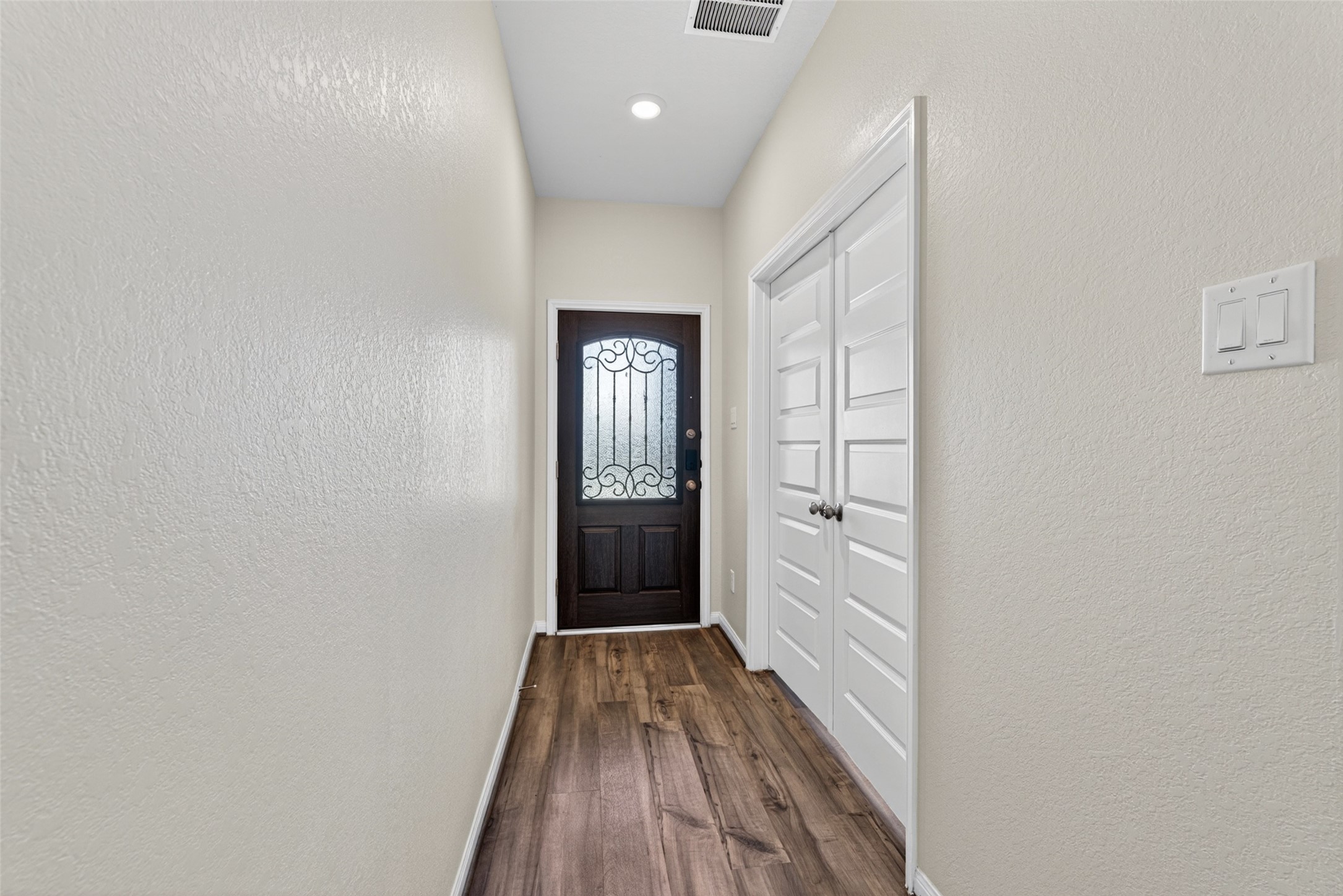 927 Cloverdale Drive Property Photo 3