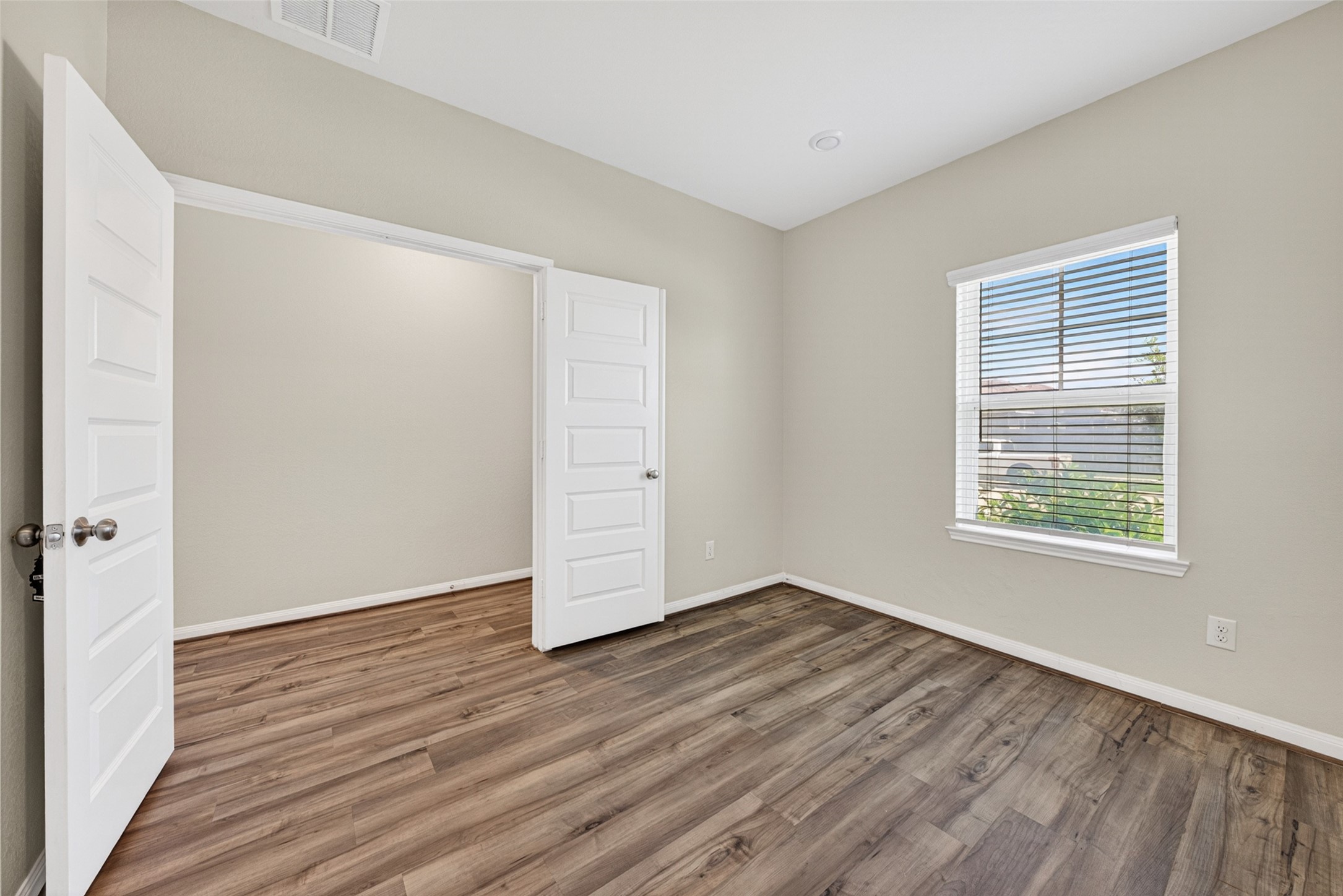 927 Cloverdale Drive Property Photo 4