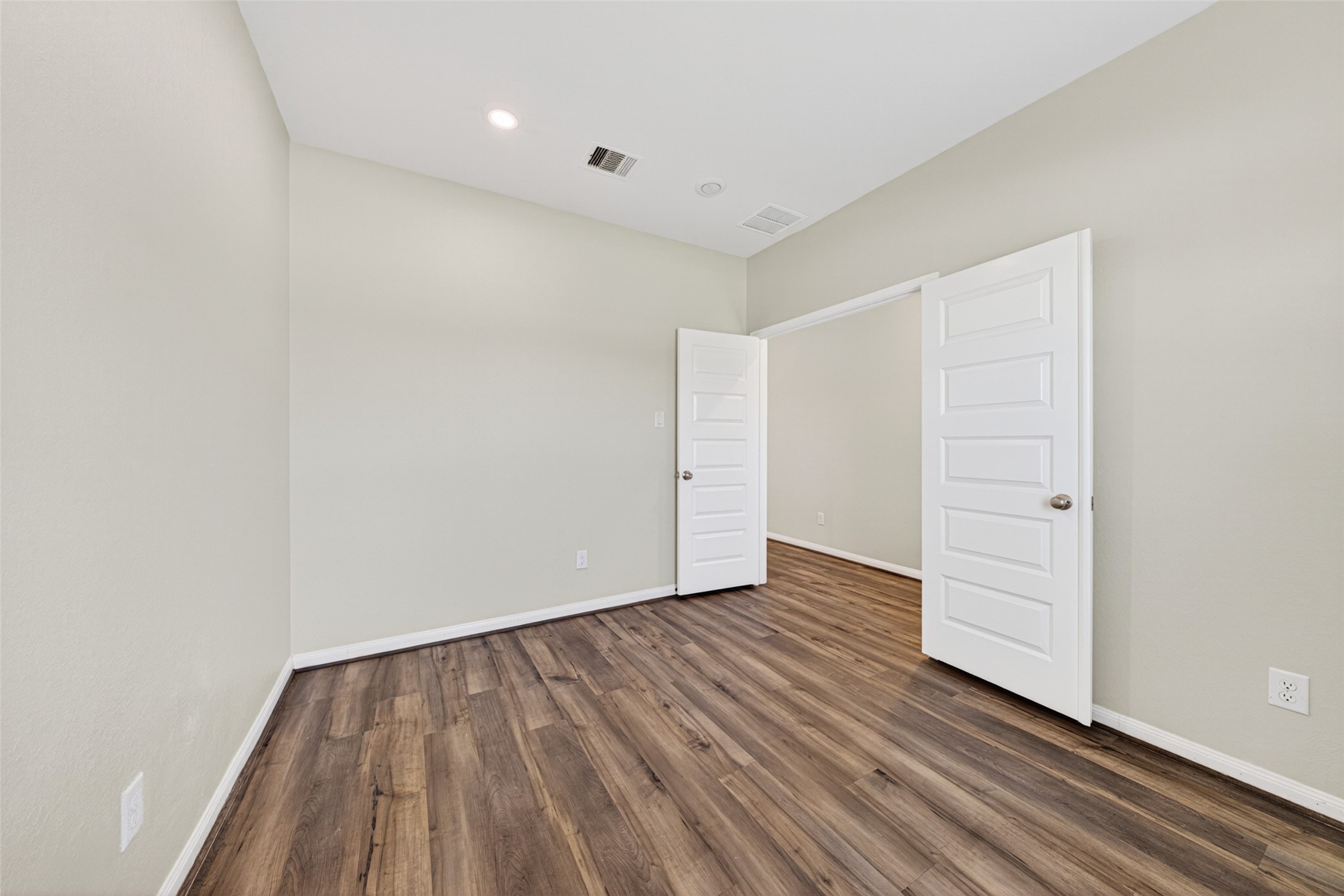 927 Cloverdale Drive Property Photo 5