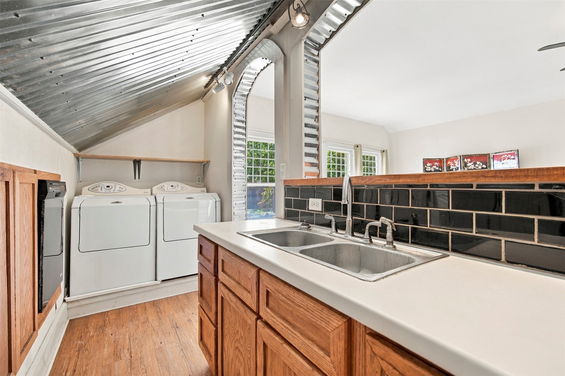 915 Saint Lawrence Street Property Photo 34