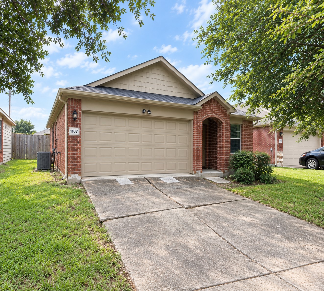 1107 Honeysuckle Vine Drive Property Photo 2
