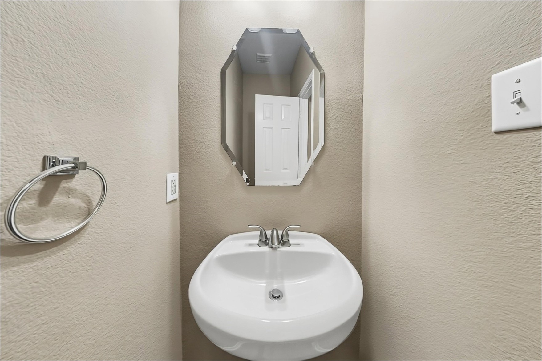 710 Single Pine Court Property Photo 12