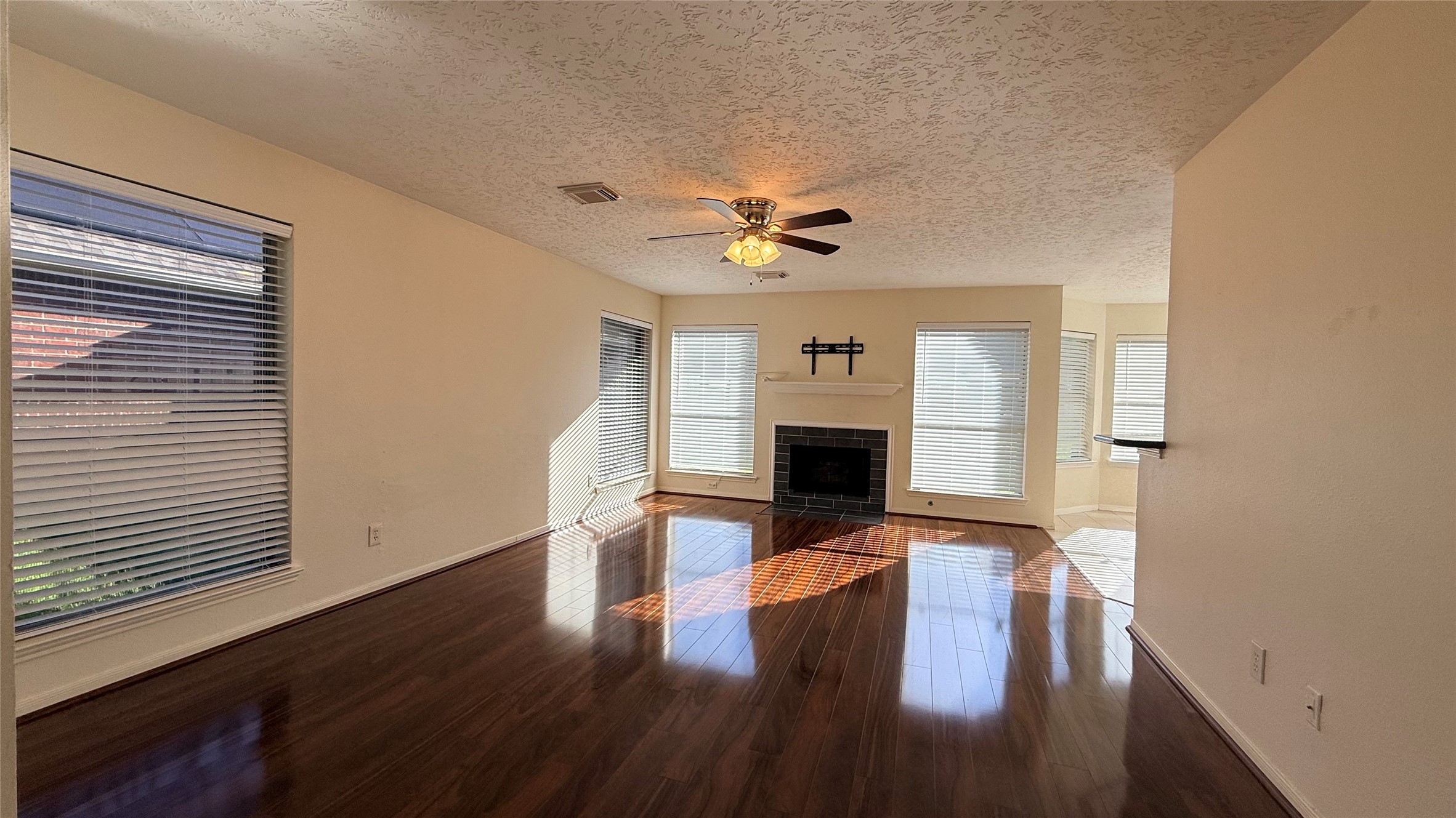 106 Crimson Bay Drive Property Photo 3