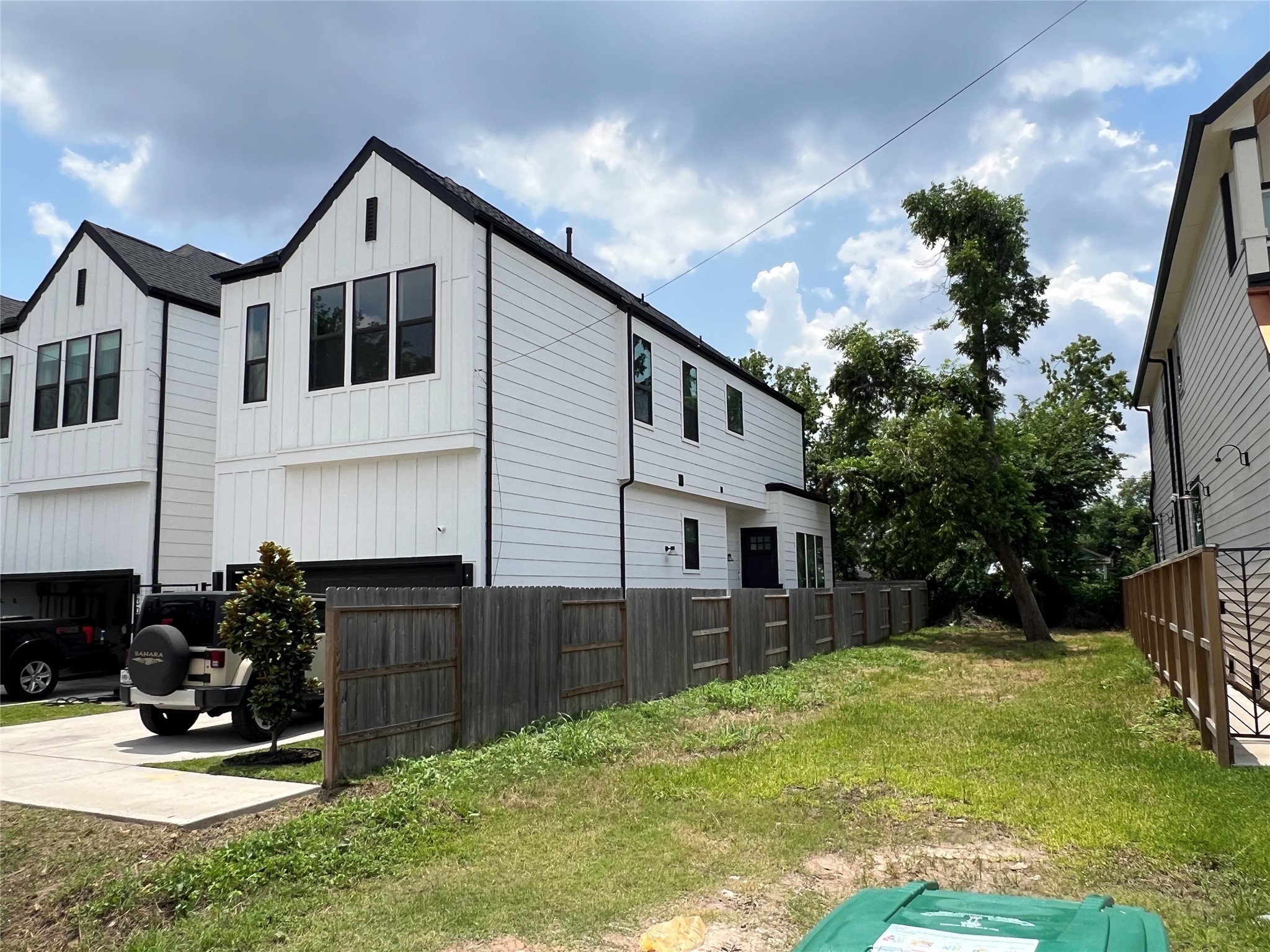 306 E 40th Street Property Photo 2
