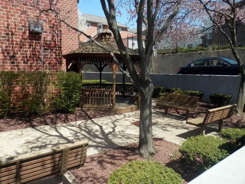 120 E Franklin St Property Photo 5