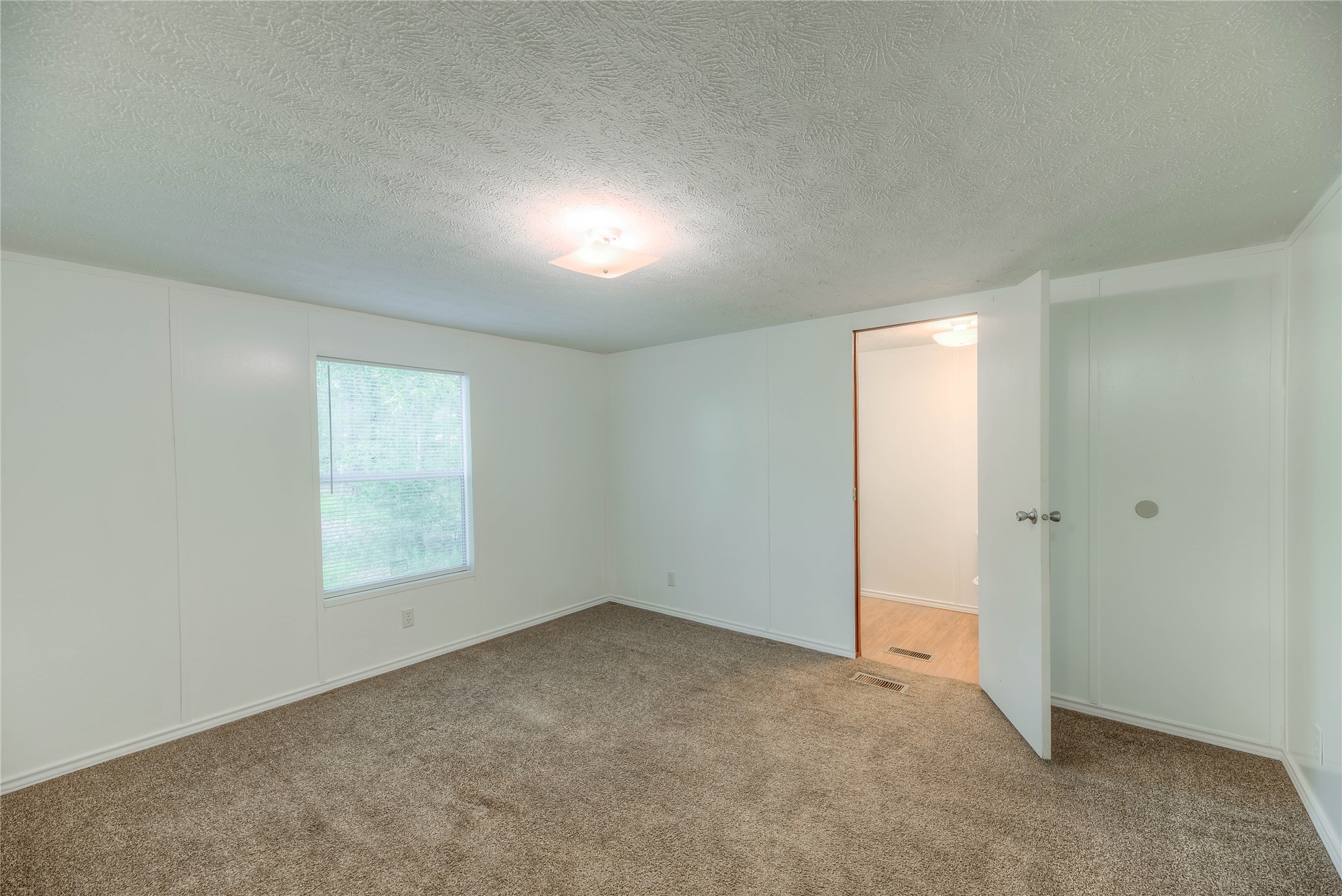 386 Ithica Property Photo 8