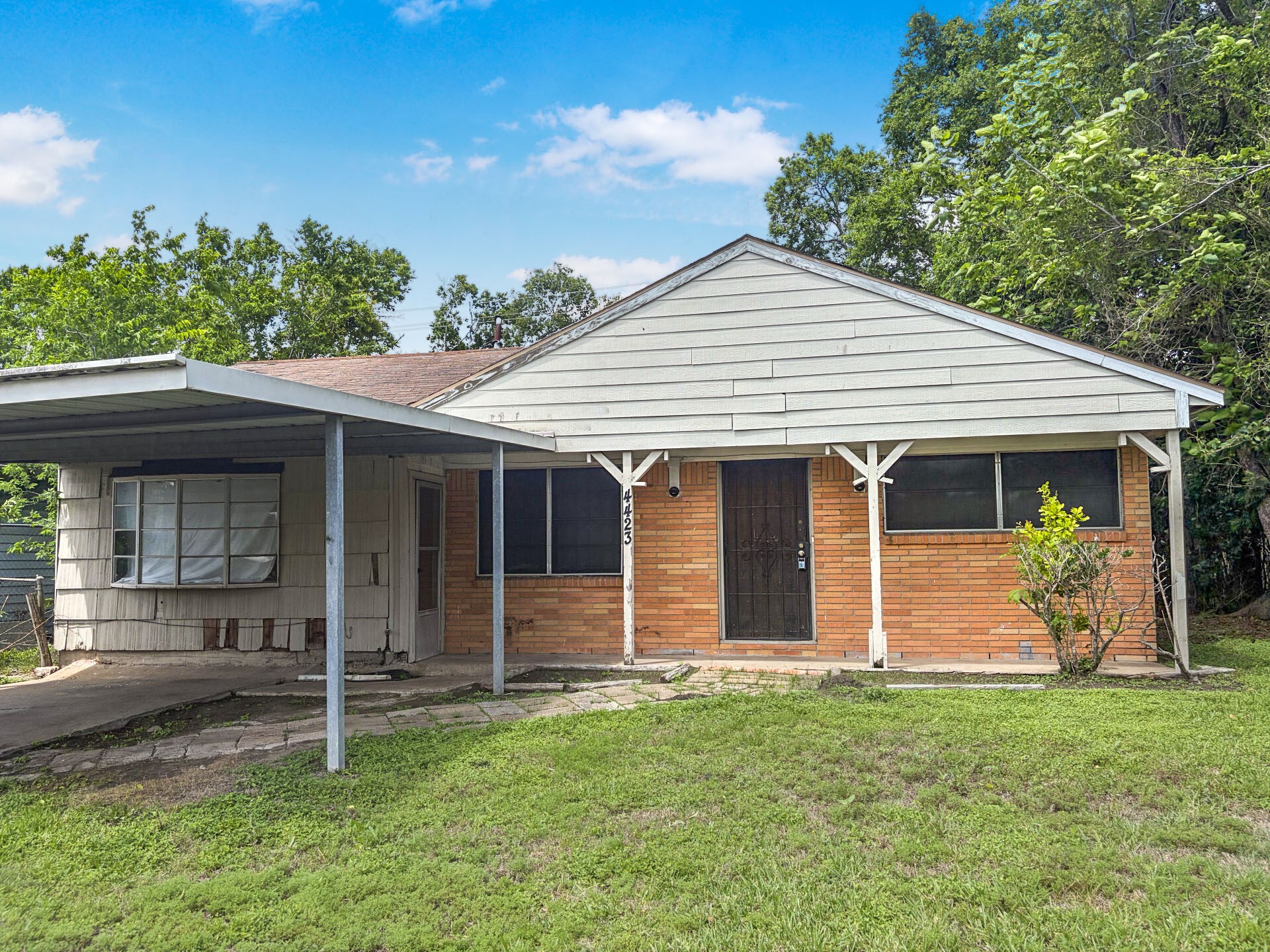 4423 Holloway Drive Property Photo 1