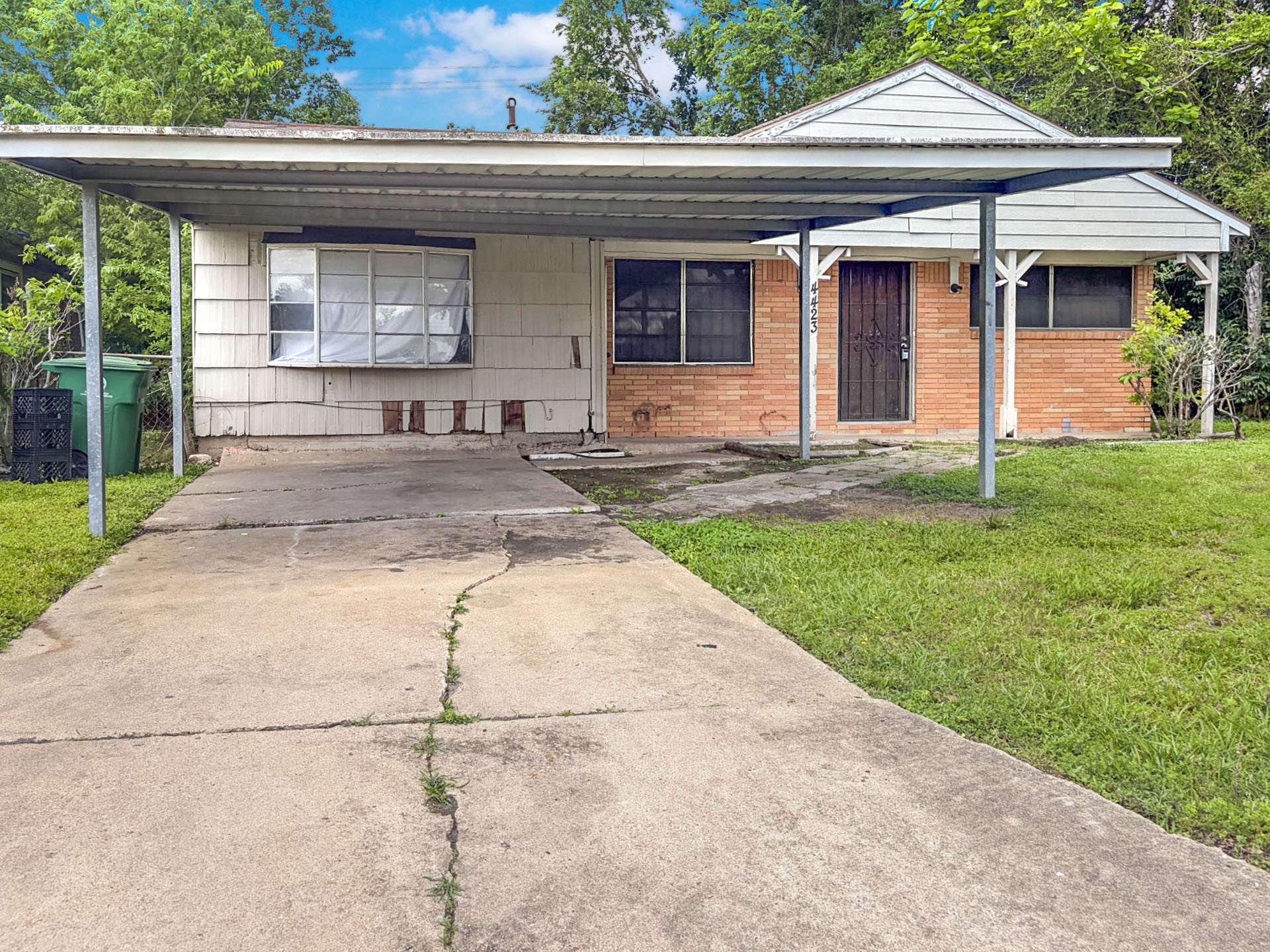 4423 Holloway Drive Property Photo 2