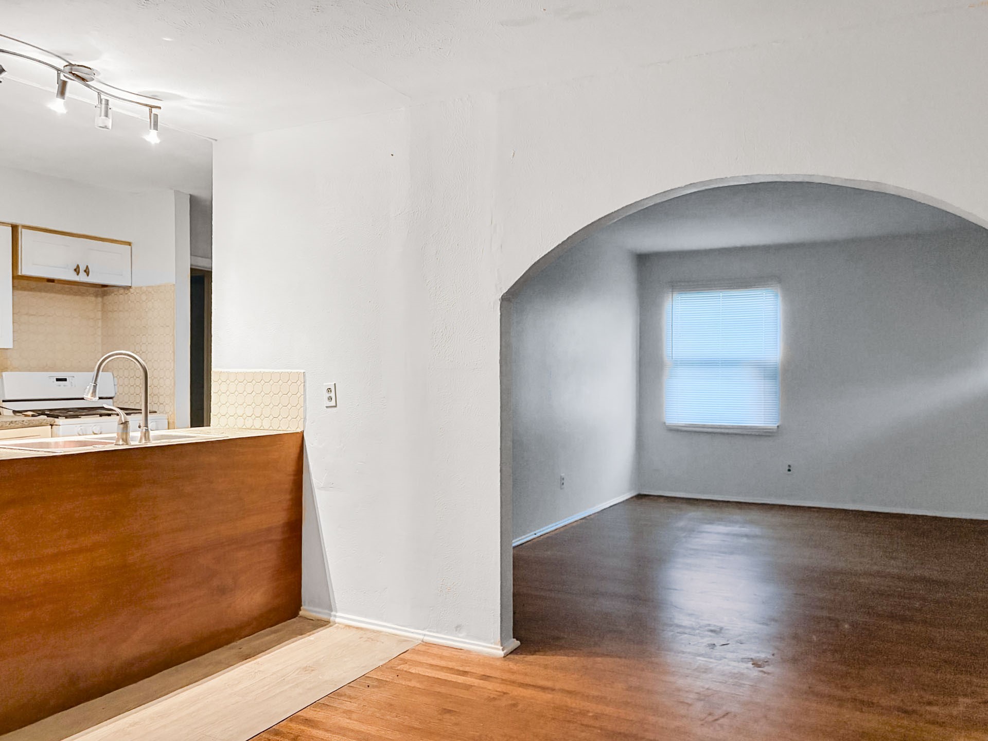 4423 Holloway Drive Property Photo 3