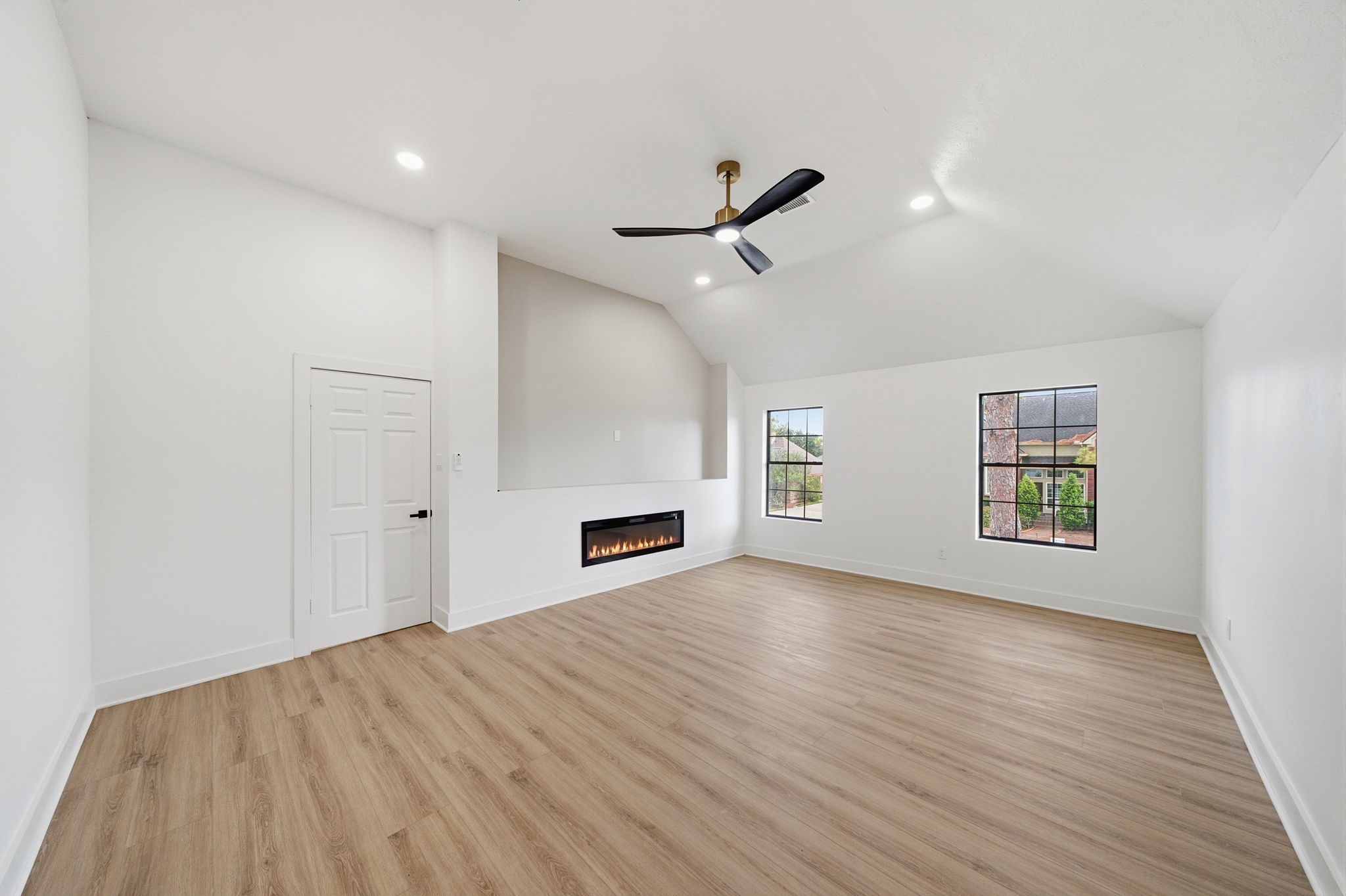 2304 Eagles Way Property Photo 28