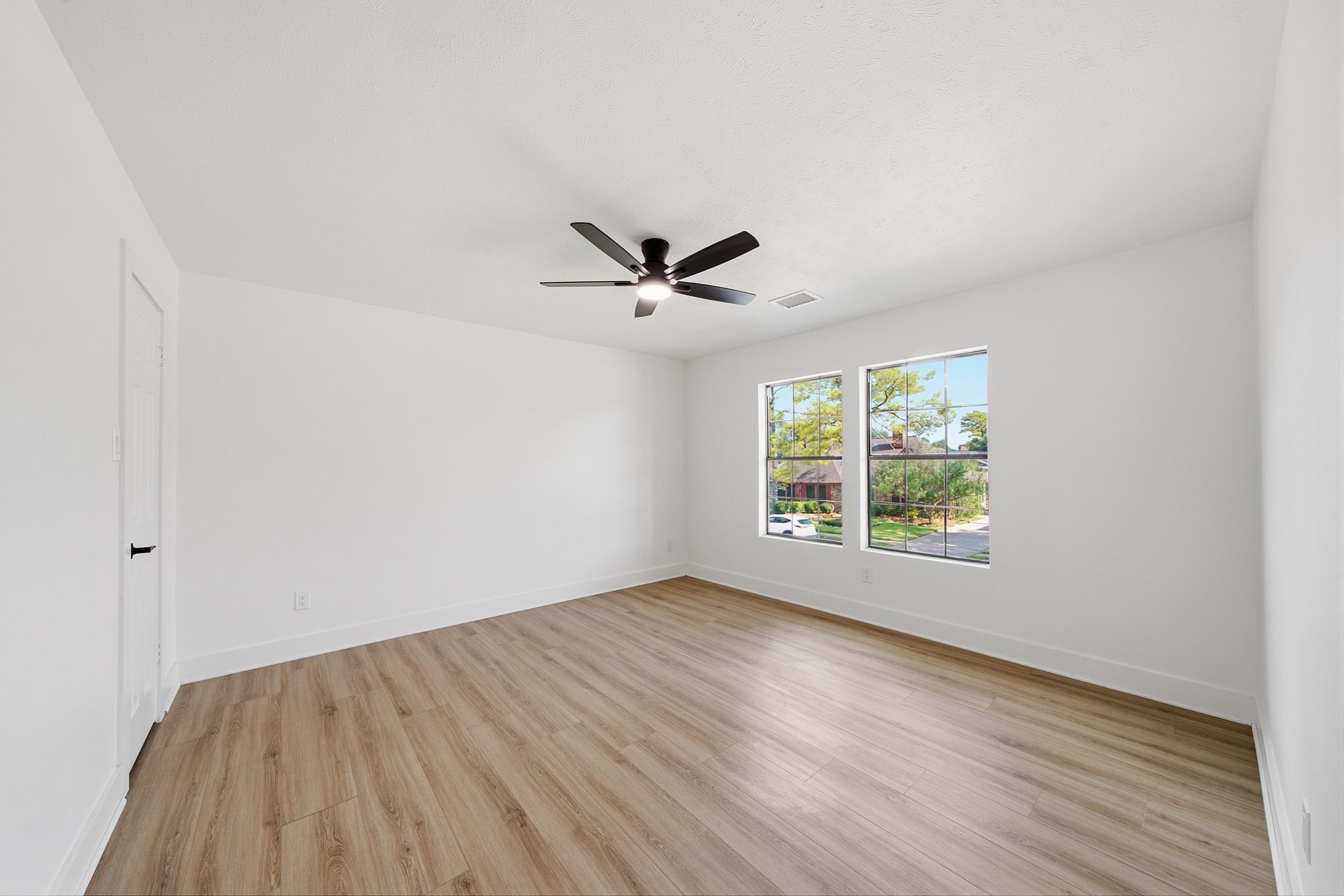 2304 Eagles Way Property Photo 32