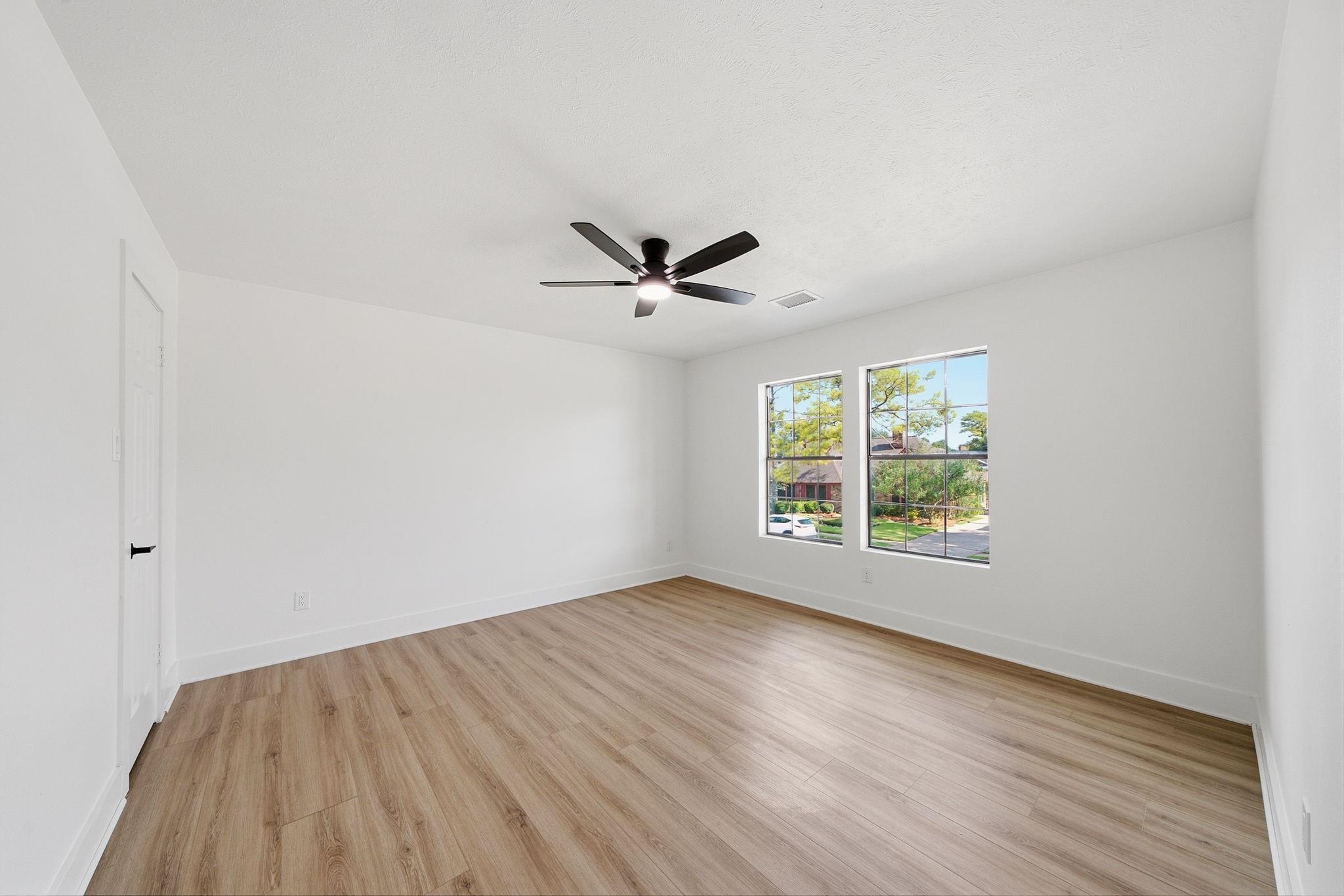 2304 Eagles Way Property Photo 32