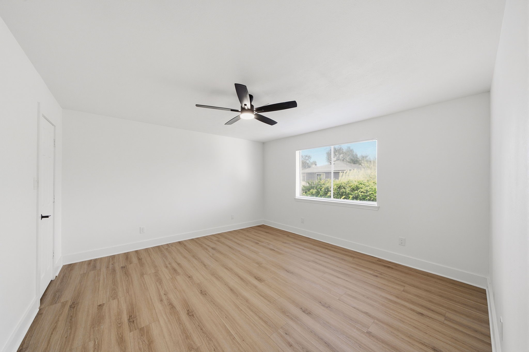 2304 Eagles Way Property Photo 34