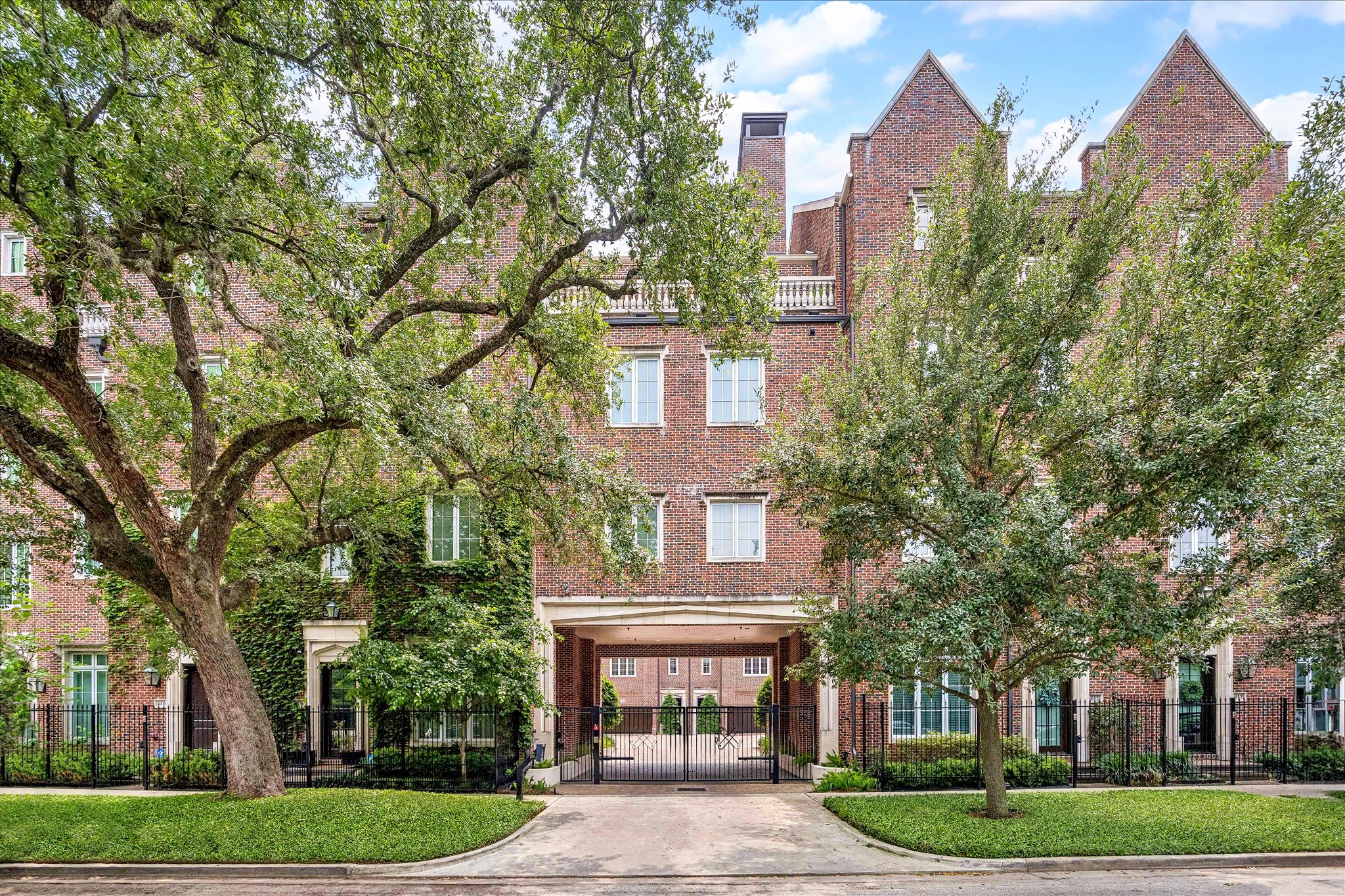 415 Lovett Boulevard E Property Photo 3
