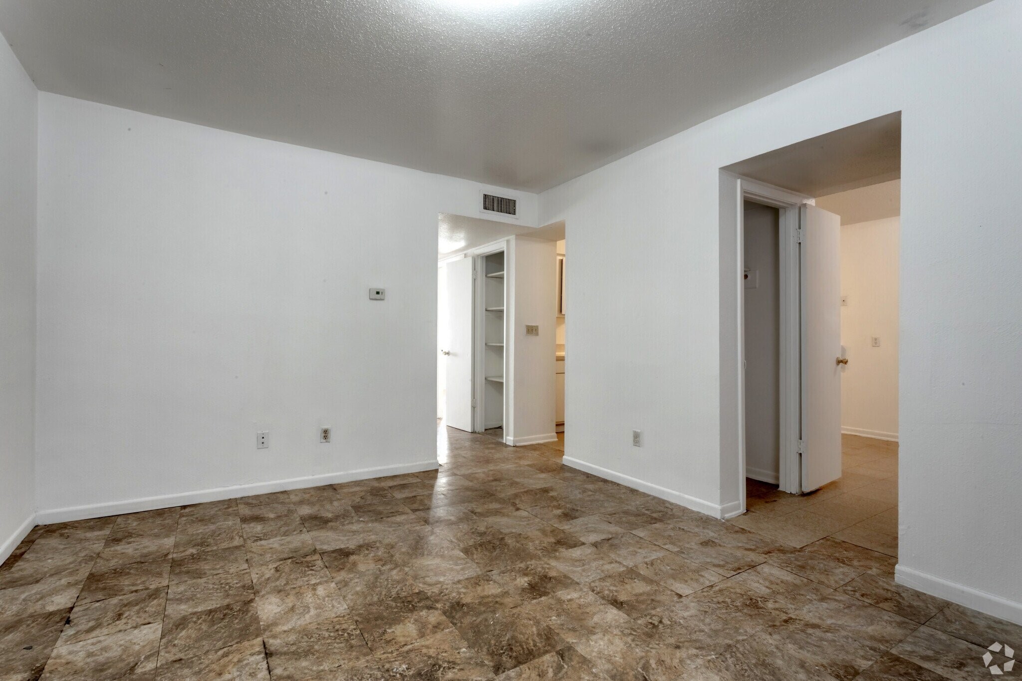 520 Laredo St Property Photo 9