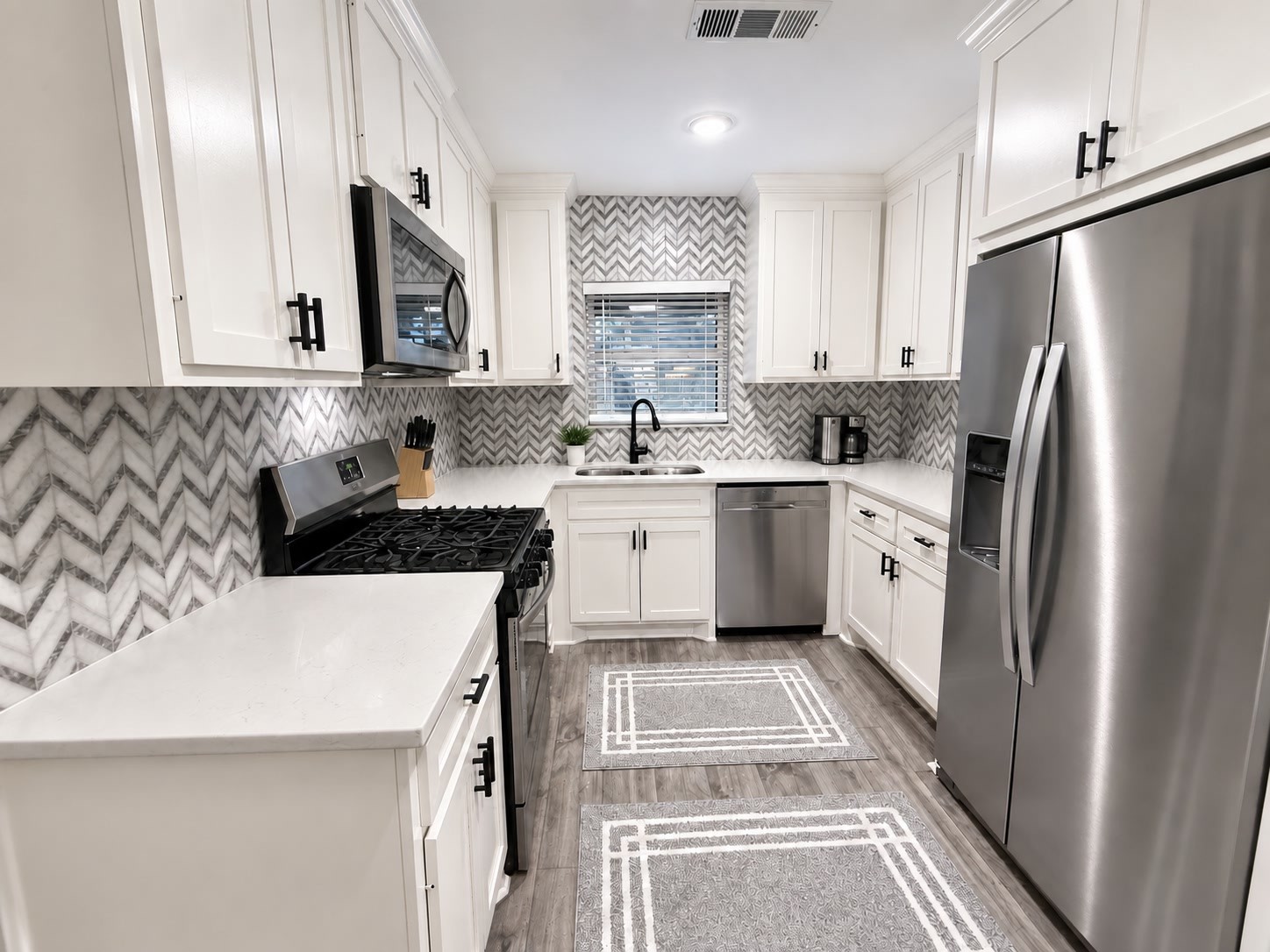 2043 Des Jardines Street Property Photo 2