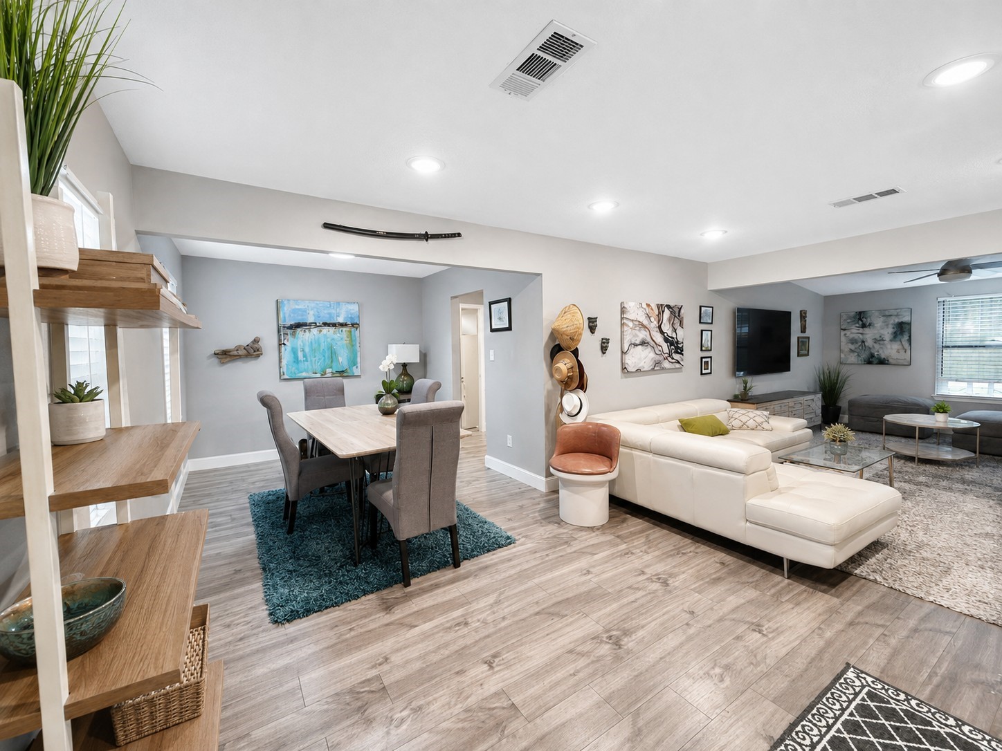 2043 Des Jardines Street Property Photo 4