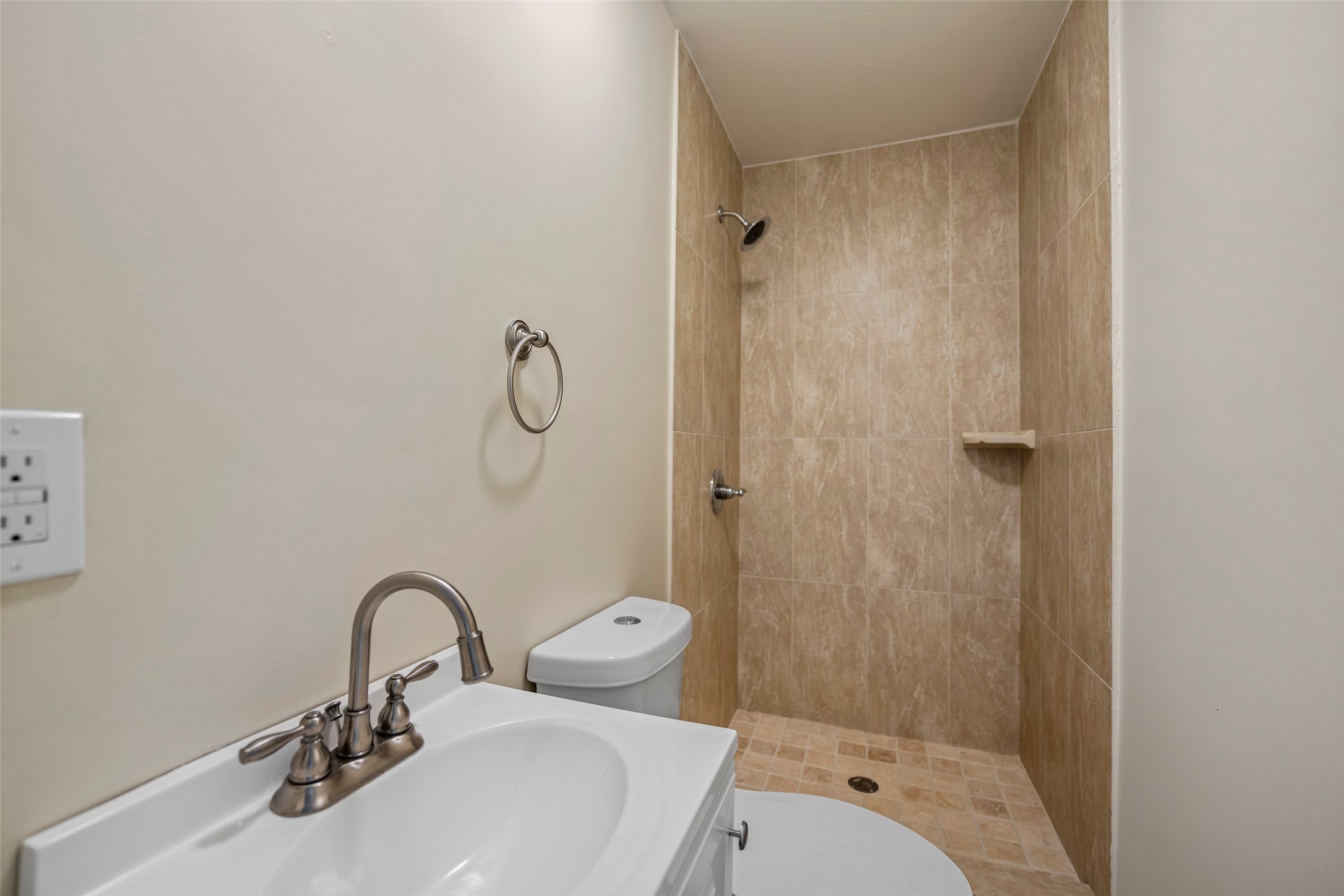 6918 Irvington Boulevard B Property Photo 10