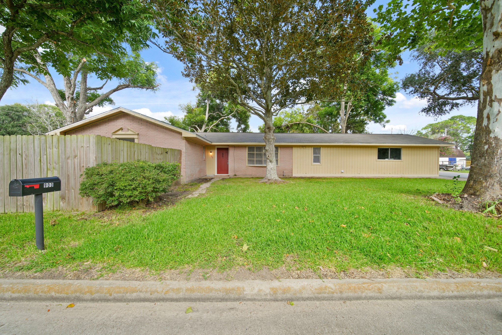 900 S Anderson Street Property Photo 1
