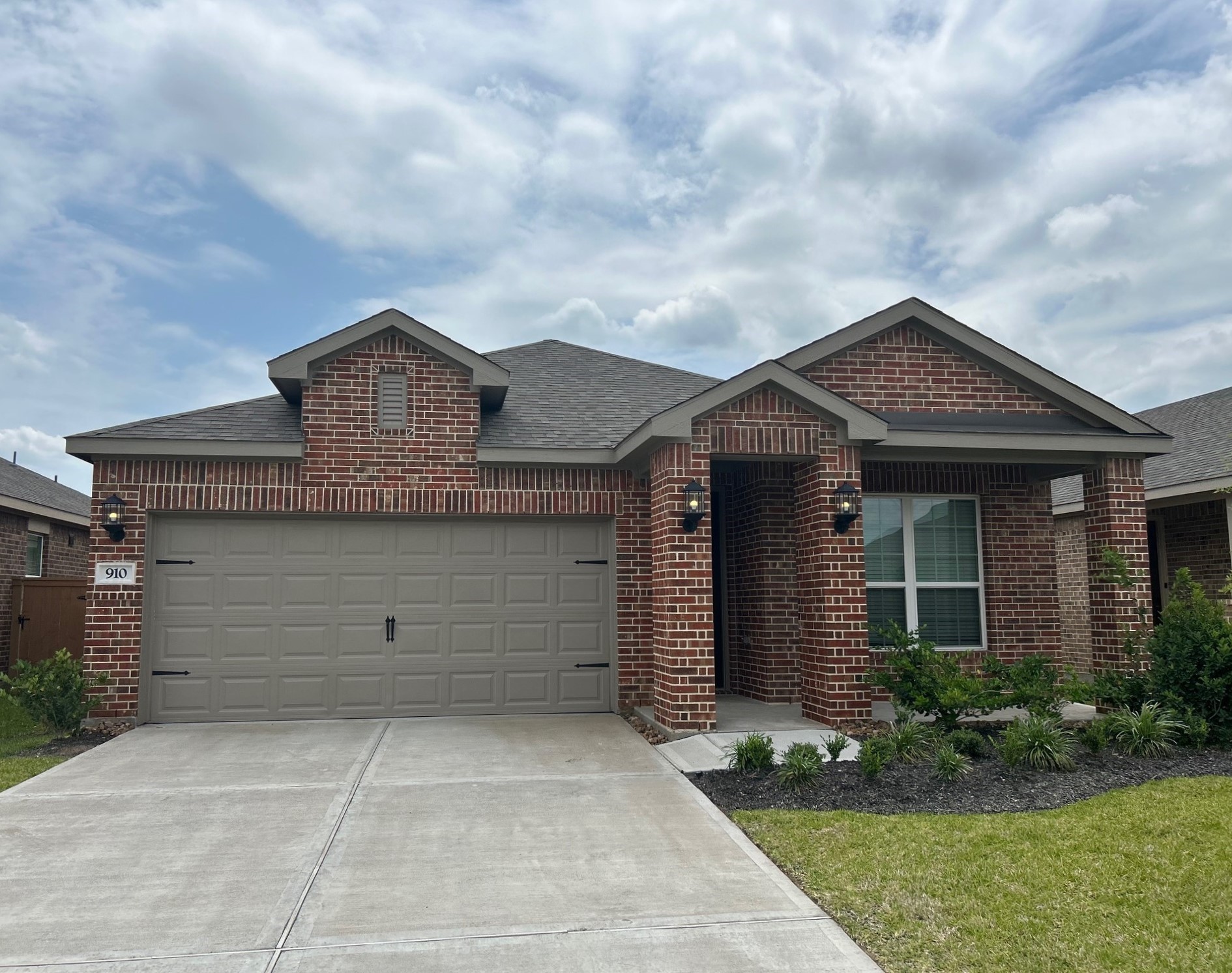 910 Whispering Winds Drive Property Photo 1