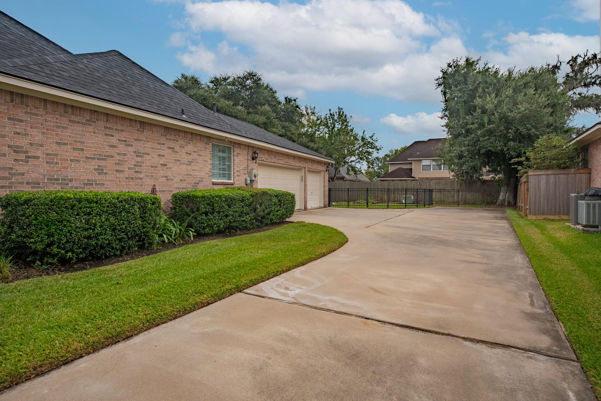 204 Arrowhead Drive, Lake Jackson Tx 77566 Property Photo 5