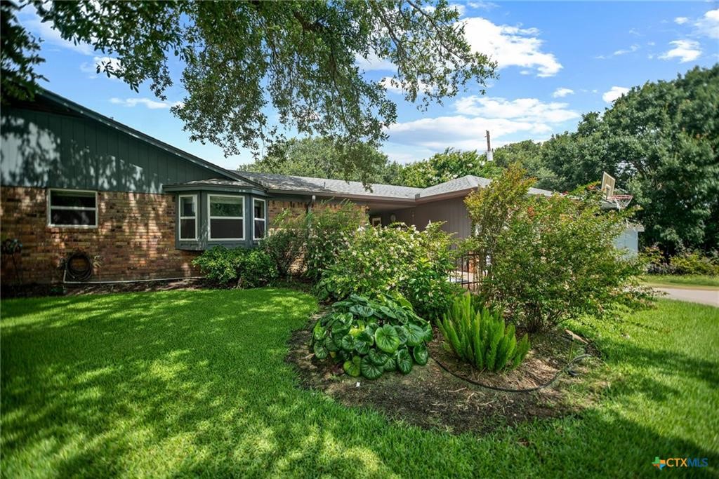300 Green Avenue Property Photo 28
