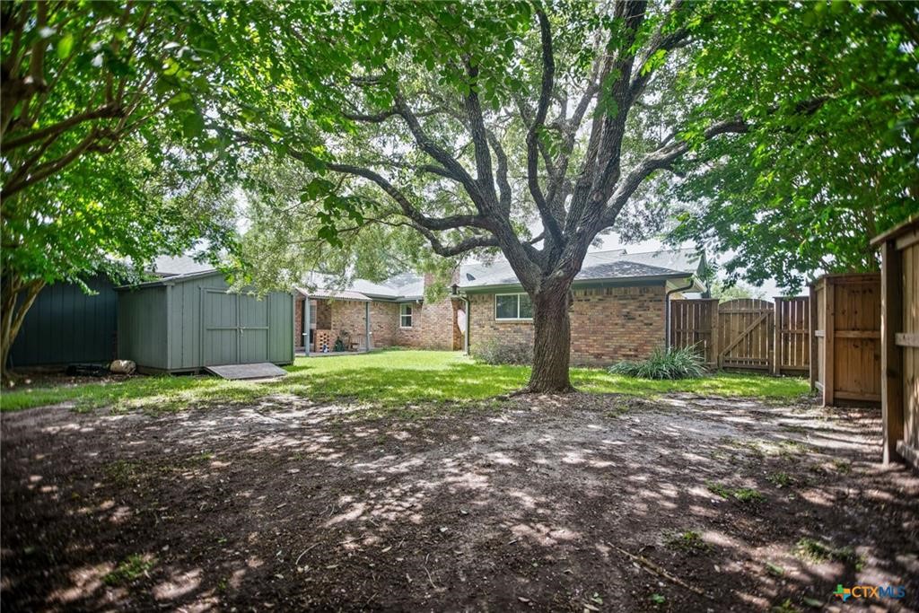 300 Green Avenue Property Photo 32