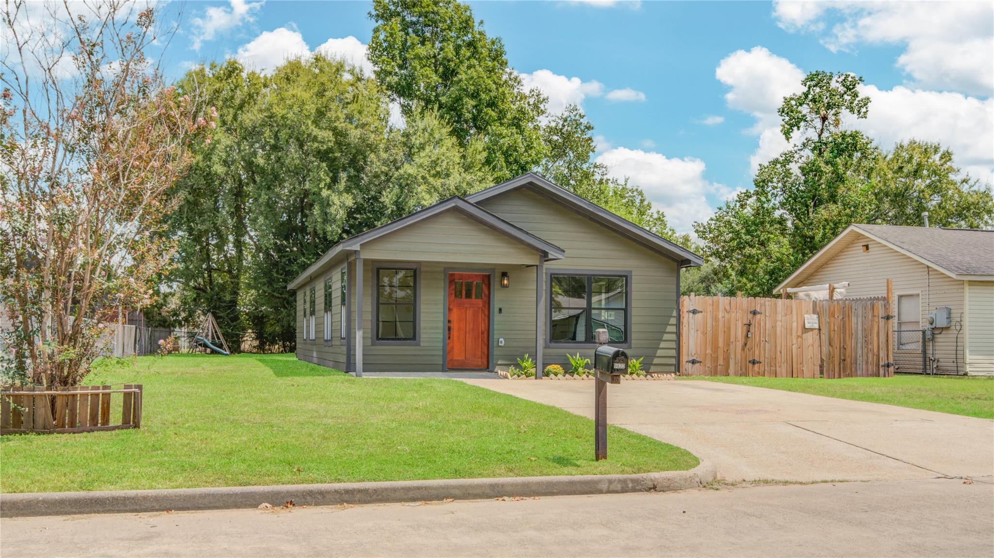 9822 Thorn Street, Houston Tx 77078 Property Photo 1