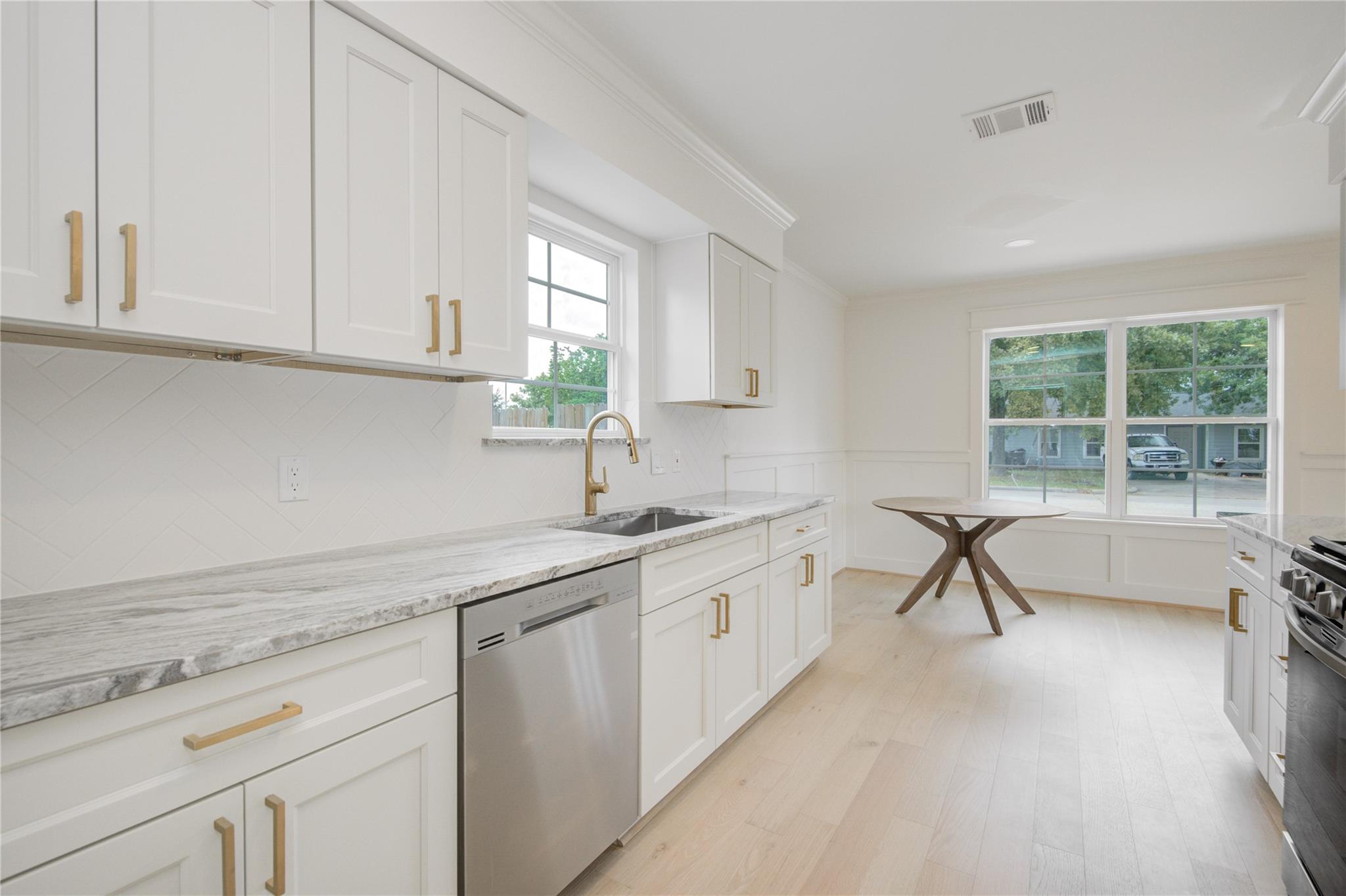 9822 Thorn Street, Houston Tx 77078 Property Photo 12
