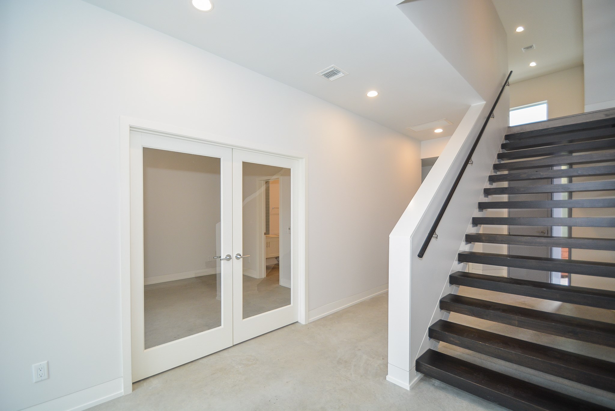 1905 Oakdale Street Property Photo 6