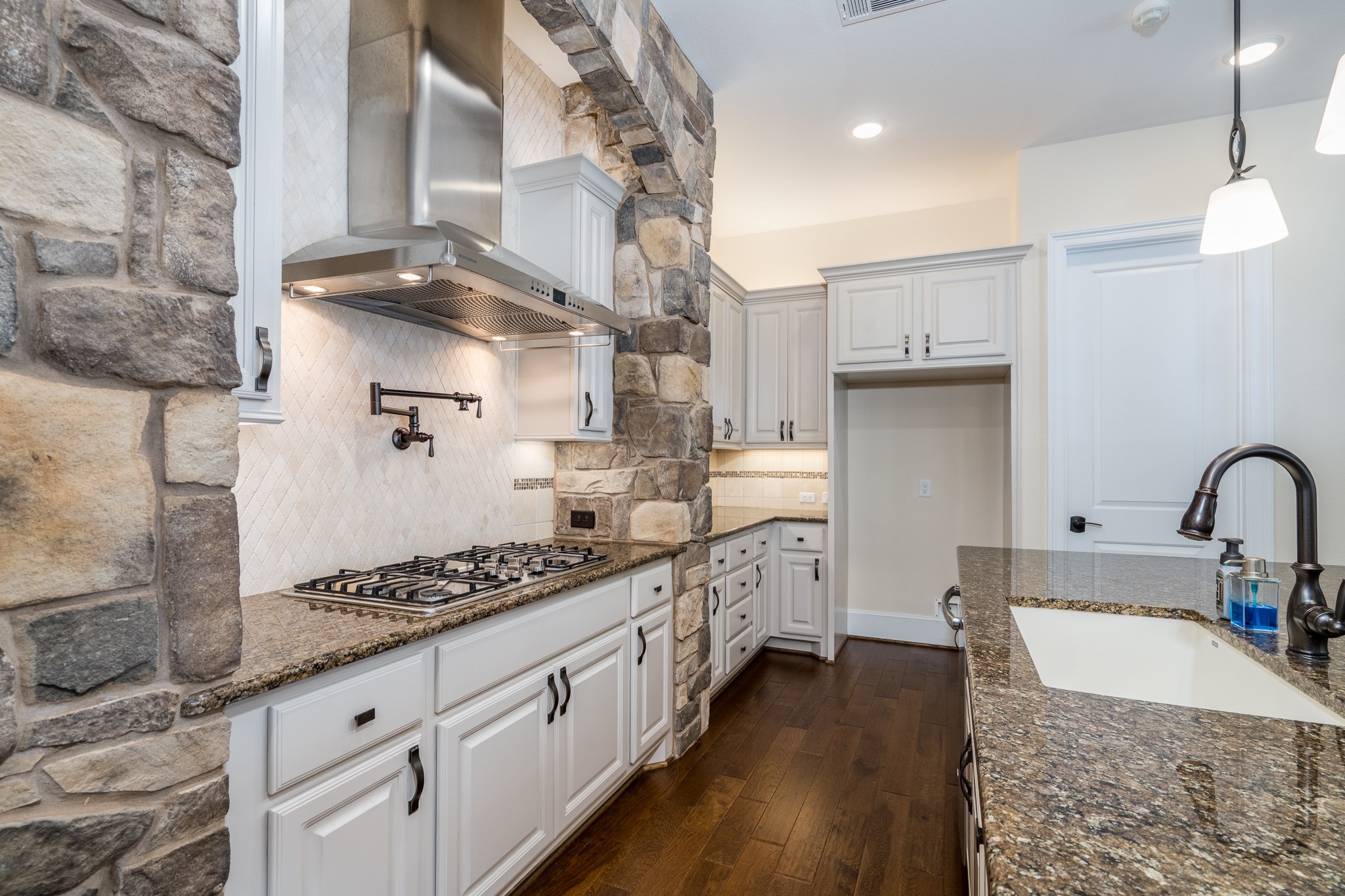 10726 Hilltop Harbor Way Property Photo 8