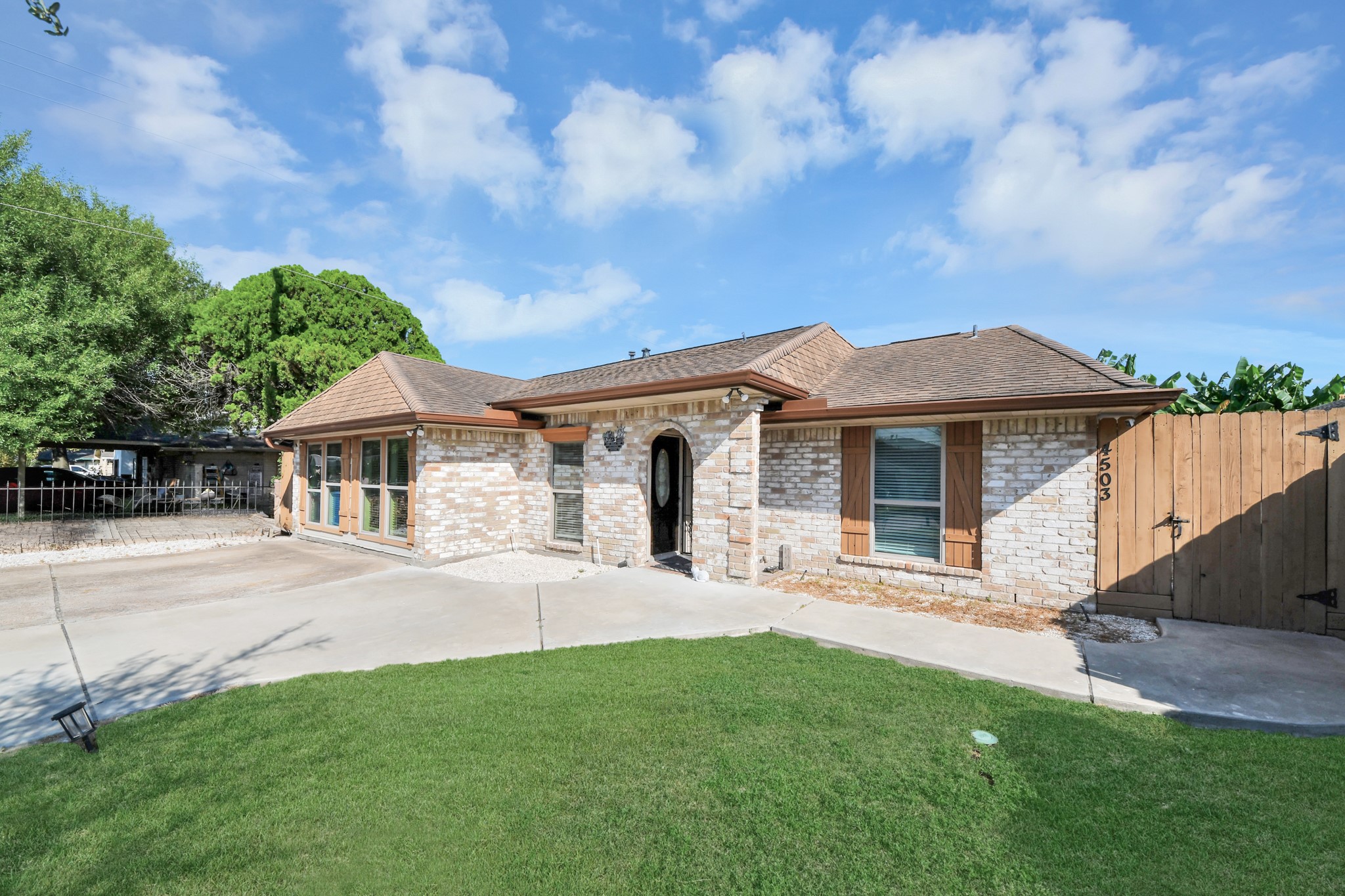 4503 Hollybrook Lane Property Photo 4