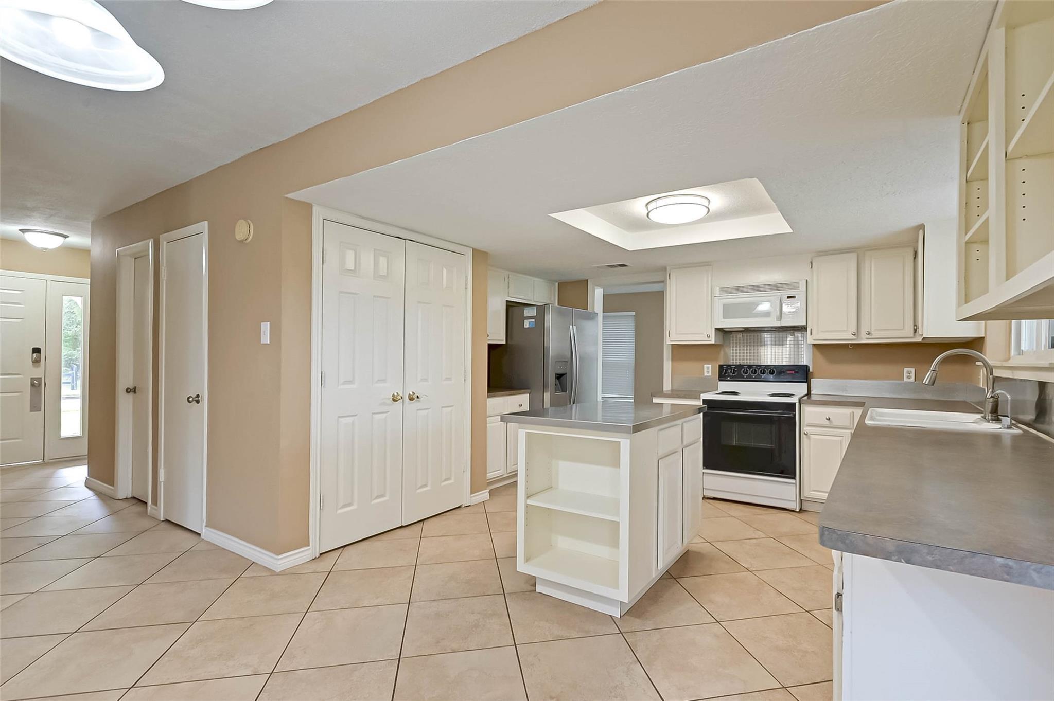 841 Lakeview Drive Property Photo 6