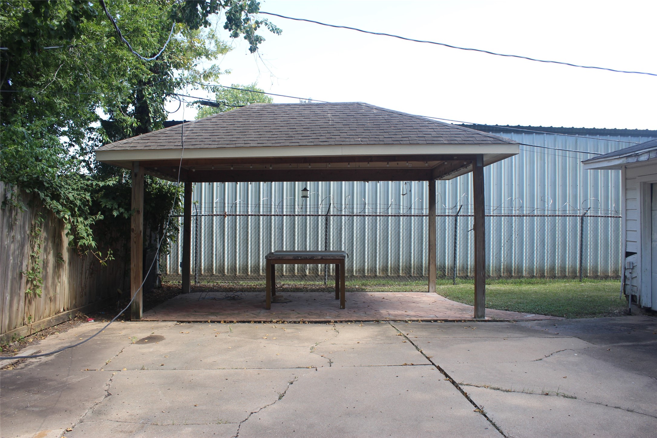 520 Westside Court Property Photo 3
