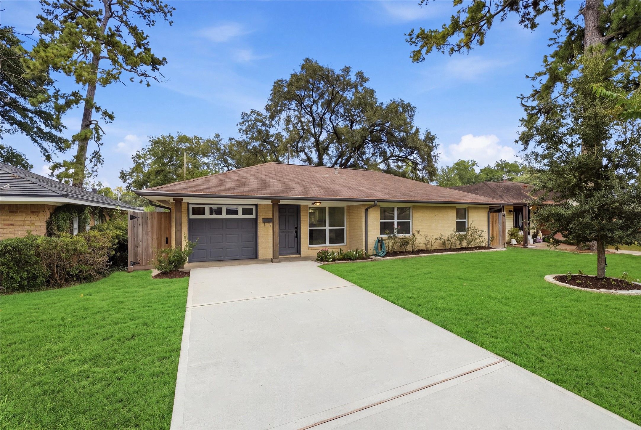 2014 Woodcrest Drive Property Photo 2