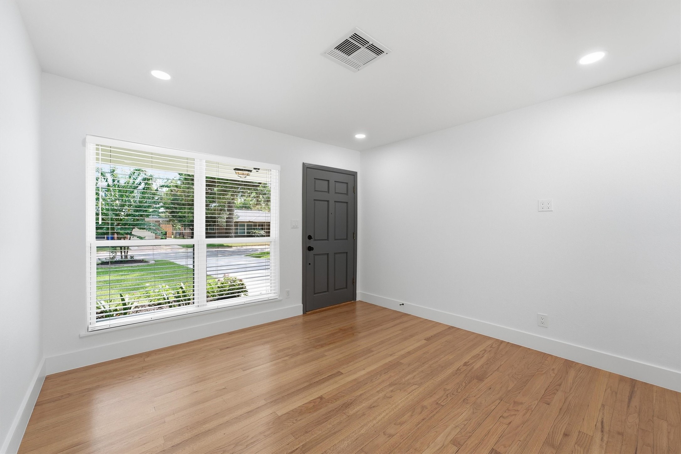 2014 Woodcrest Drive Property Photo 4