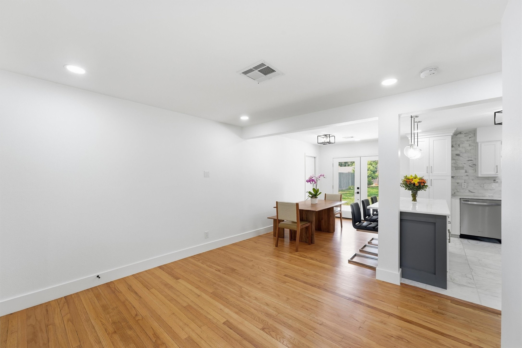 2014 Woodcrest Drive Property Photo 5