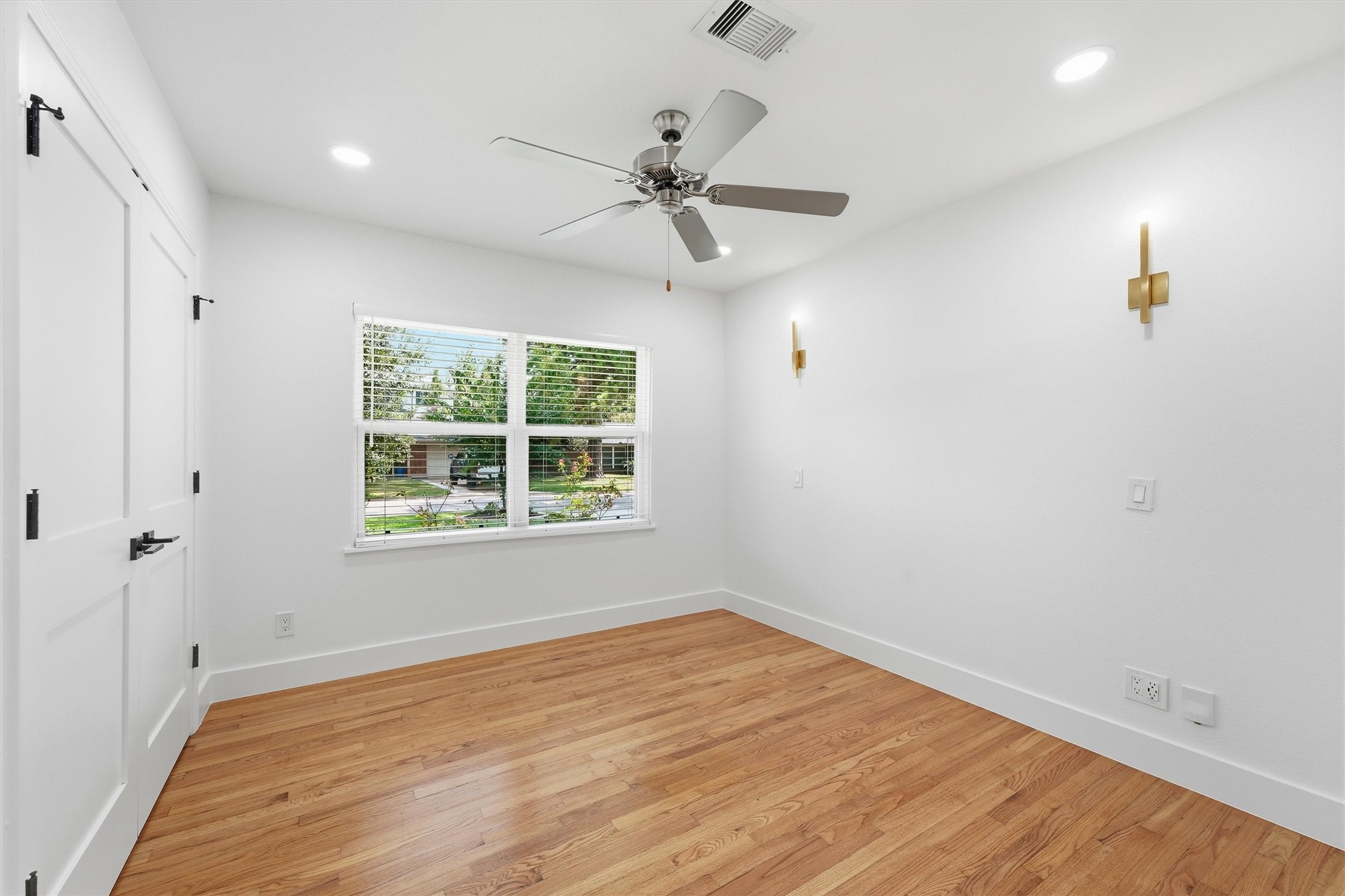 2014 Woodcrest Drive Property Photo 16