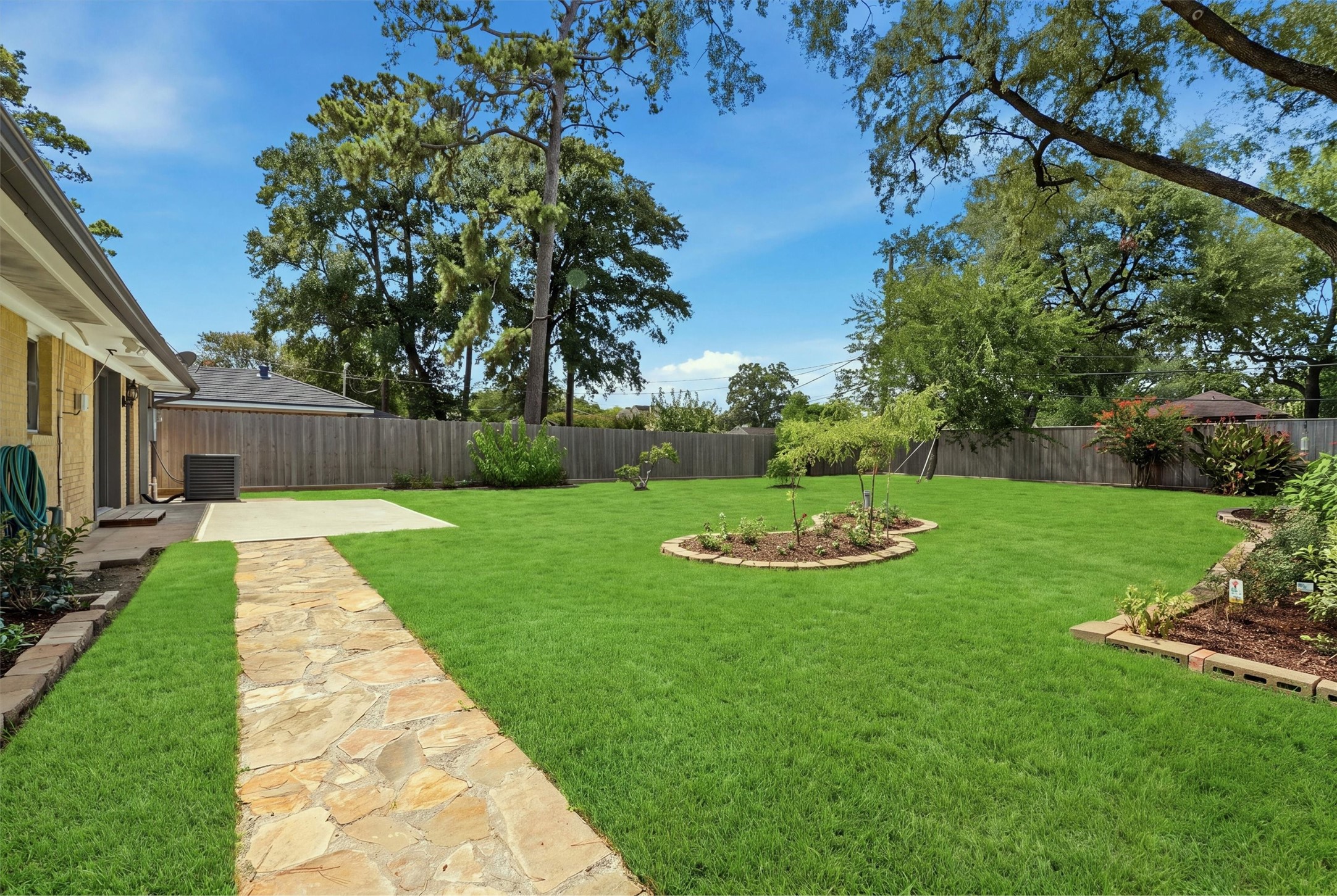 2014 Woodcrest Drive Property Photo 23