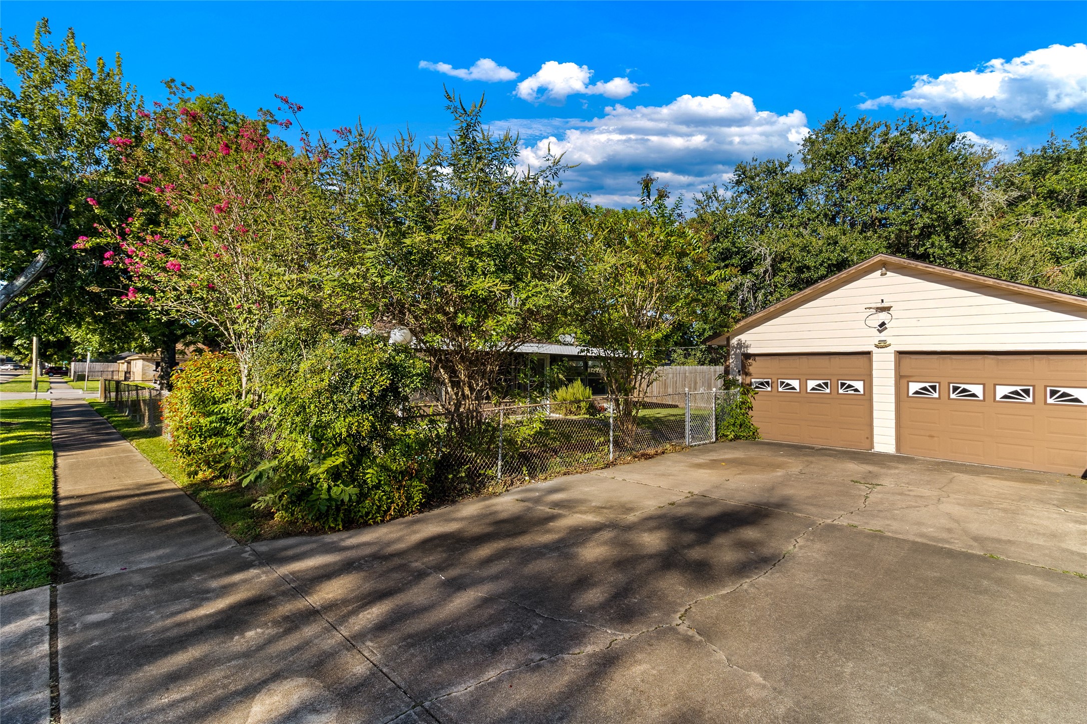 900 Wimberly Street Property Photo 2