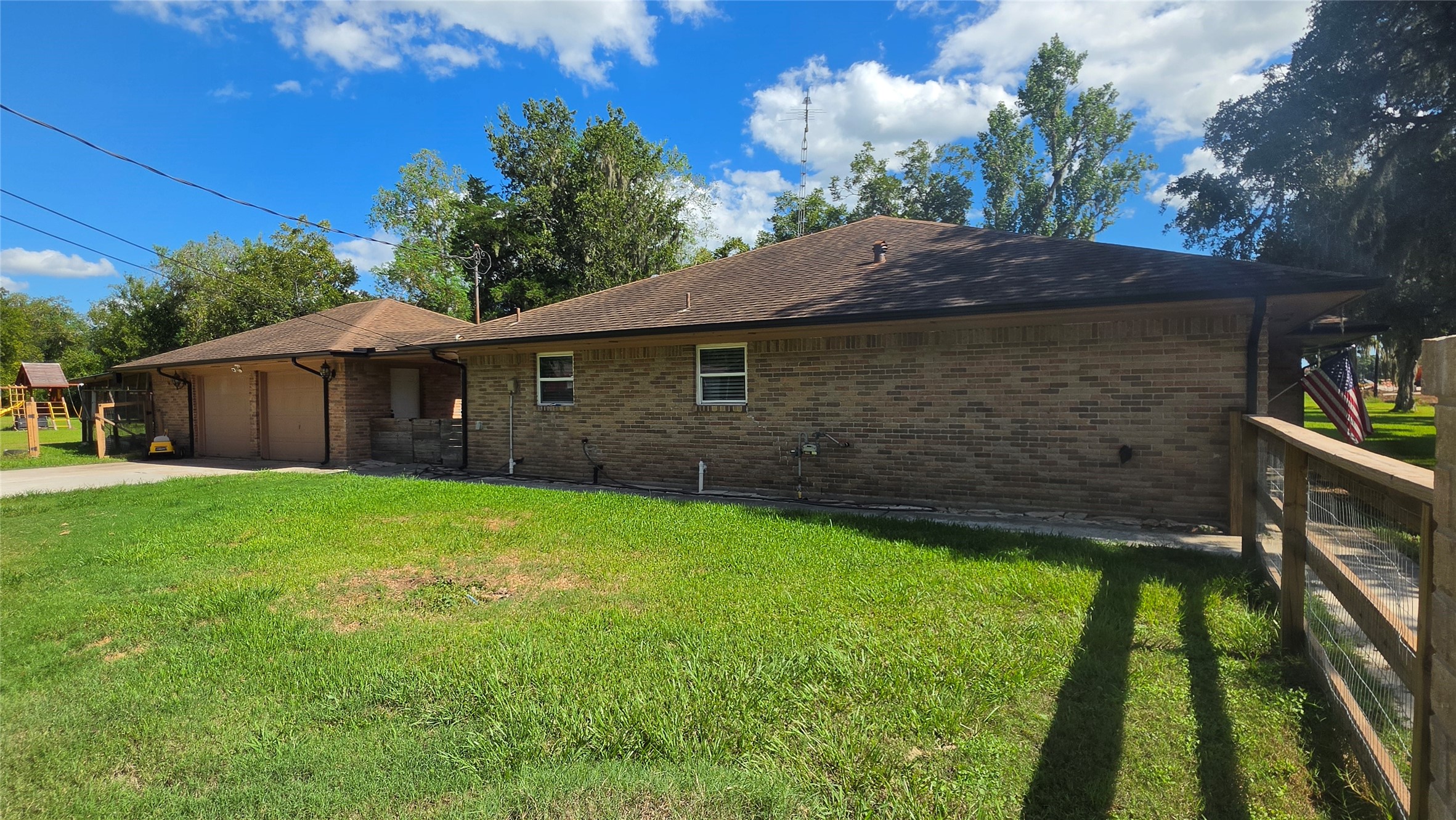1043 Columbia Drive Property Photo 4